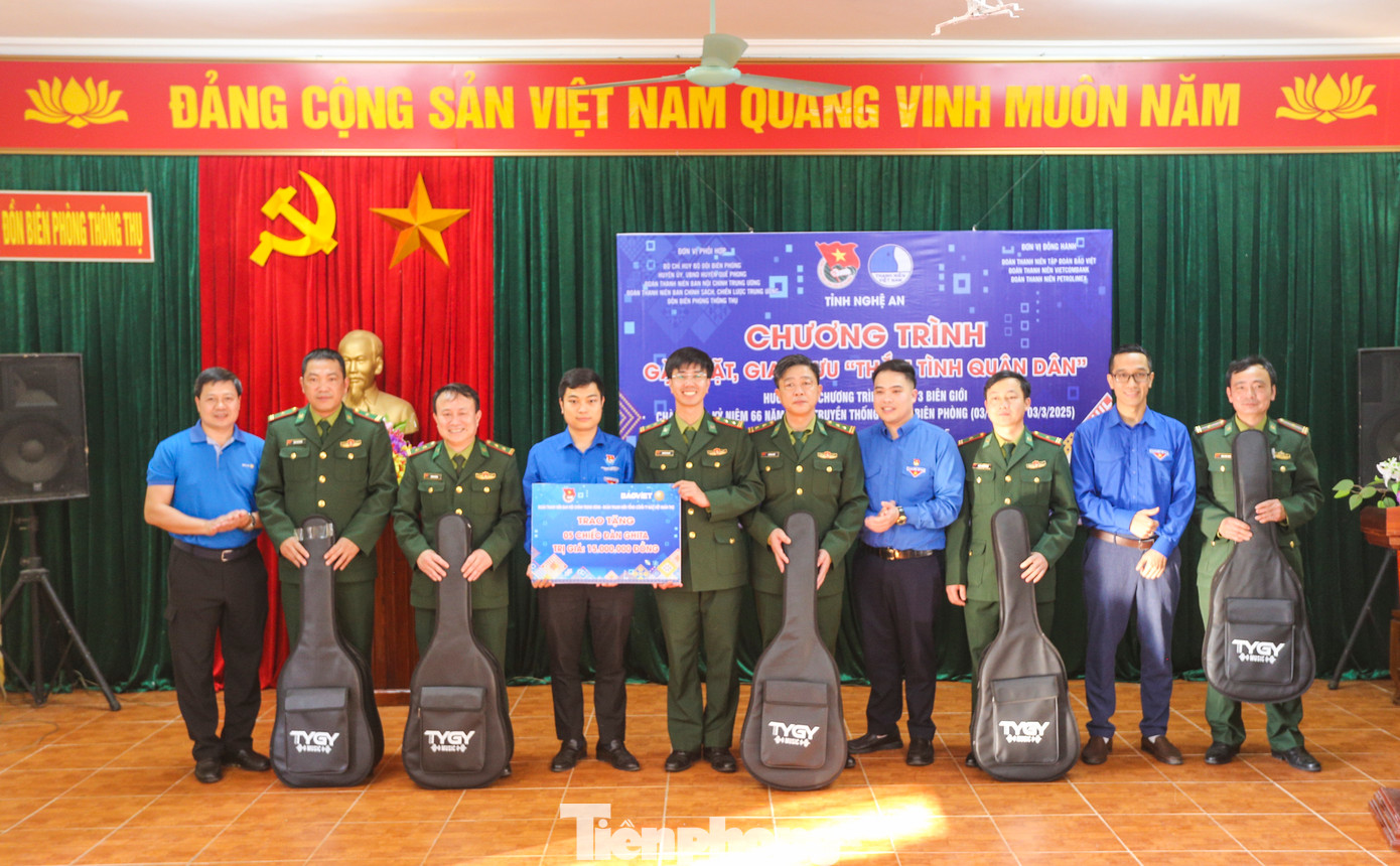 Dịp này, Đoàn công tác của Tỉnh Đoàn Nghệ An và các nhà tài trợ cũng trao tặng những món quà ý nghĩa cho cán bộ, chiến sĩ Đồn Biên phòng Thông Thụ. Trong hình, anh Hồ Phúc Hải - Phó Bí thư Tỉnh Đoàn Nghệ An tặng bản đồ hưởng ứng Cuộc vận động Tự hào một dải non sông và số tiền 30 triệu đồng cho cán bộ, chiến sĩ. Dịp này, Đoàn công tác của Tỉnh Đoàn Nghệ An và các nhà tài trợ cũng trao tặng những món quà ý nghĩa cho cán bộ, chiến sĩ Đồn Biên phòng Thông Thụ. Trong hình, anh Hồ Phúc Hải - Phó Bí thư Tỉnh Đoàn Nghệ An tặng bản đồ hưởng ứng Cuộc vận động Tự hào một dải non sông và số tiền 30 triệu đồng cho cán bộ, chiến sĩ.