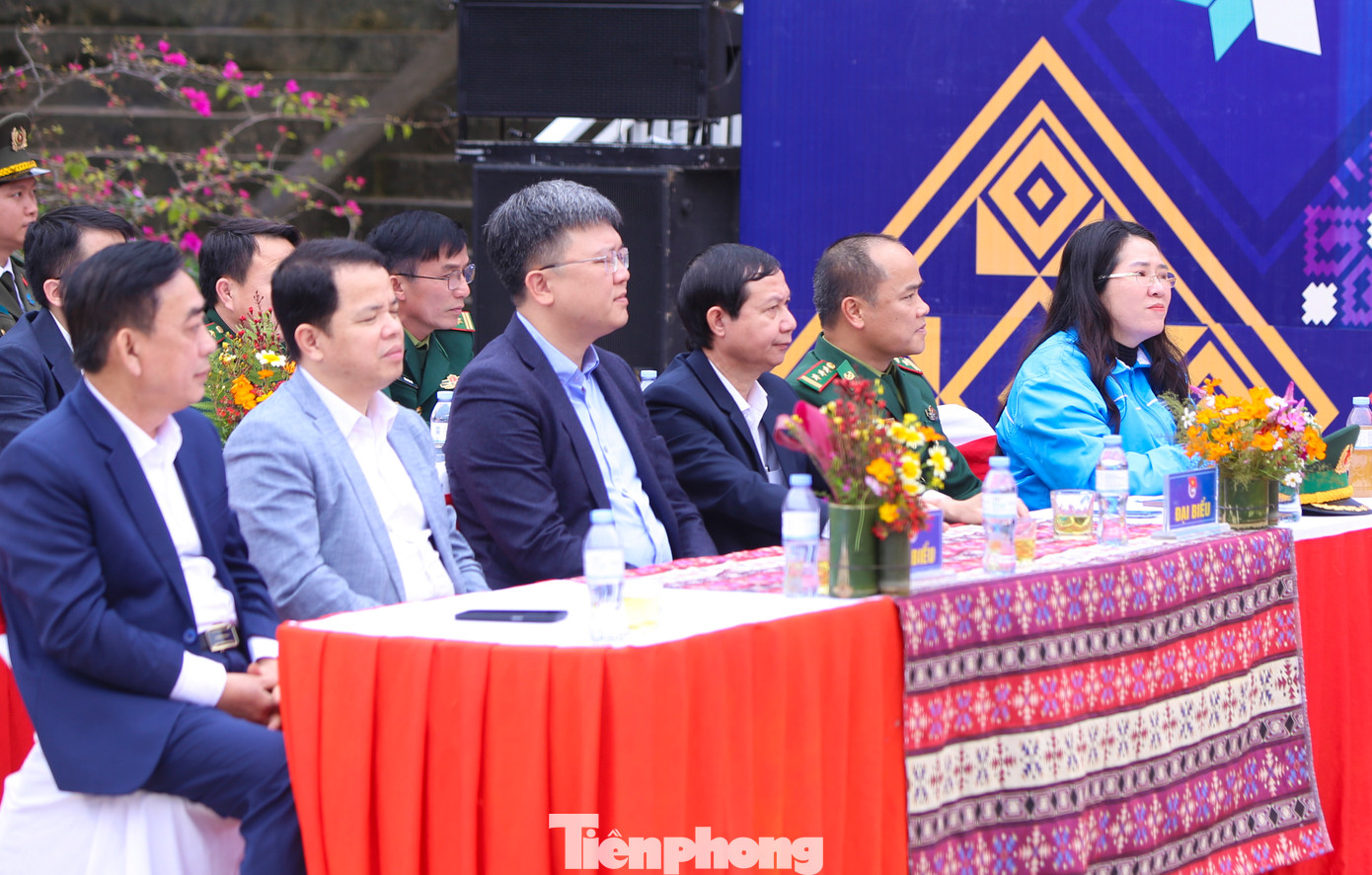 Dự lễ khởi động, có bà Phạm Thị Thu Thủy - Phó Vụ trưởng Vụ theo dõi công tác Phòng chống tham nhũng lãng phí tiêu cực, Chủ tịch Công đoàn Ban Nội chính Trung ương; bà Trương Thị Hồng Hà - Phó Vụ trưởng Vụ nghiên cứu, tổng hợp Ban Nội chính Trung ương; PGS, TS Đào Xuân Cơ - Giám đốc Bệnh viện Bạch Mai; ông Phan Đình Đạt - Phó Trưởng ban Tuyên giáo và Dân Vận Tỉnh ủy Nghệ An; chị Nguyễn Thị Phương Thúy - UV BCH T.Ư Đoàn, Bí thư Tỉnh Đoàn, Chủ tịch Hội LHTN Việt Nam tỉnh cùng lãnh đạo huyện Quế Phong, người dân địa phương và gần 700 đoàn viên thanh thiếu nhi trên địa bàn..