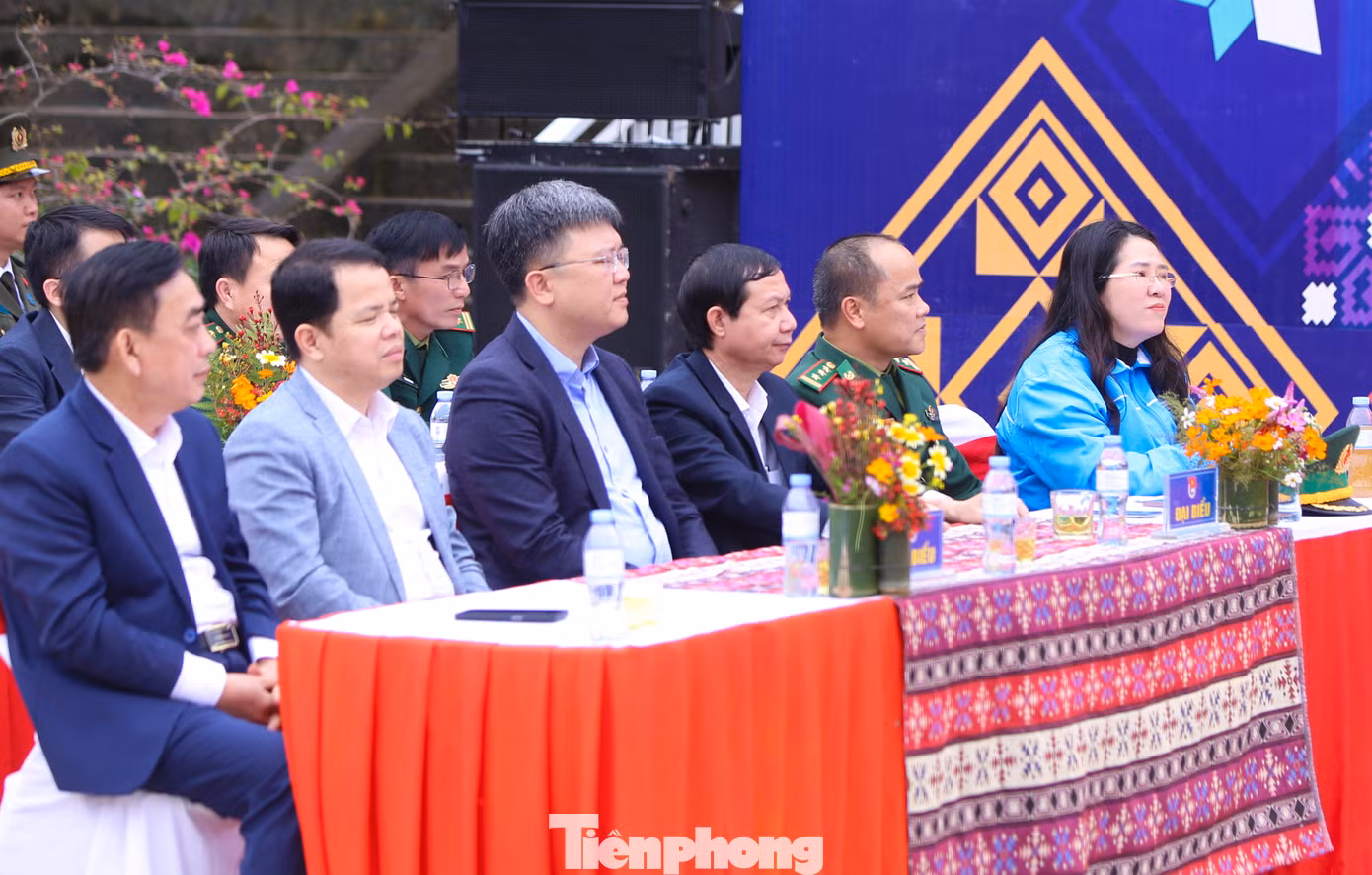 Dự lễ khởi động, có bà Phạm Thị Thu Thủy - Phó Vụ trưởng Vụ theo dõi công tác Phòng chống tham nhũng lãng phí tiêu cực, Chủ tịch Công đoàn Ban Nội chính Trung ương; bà Trương Thị Hồng Hà - Phó Vụ trưởng Vụ nghiên cứu, tổng hợp Ban Nội chính Trung ương; PGS, TS Đào Xuân Cơ - Giám đốc Bệnh viện Bạch Mai; ông Phan Đình Đạt - Phó Trưởng ban Tuyên giáo và Dân Vận Tỉnh ủy Nghệ An; chị Nguyễn Thị Phương Thúy - UV BCH T.Ư Đoàn, Bí thư Tỉnh Đoàn, Chủ tịch Hội LHTN Việt Nam tỉnh cùng lãnh đạo huyện Quế Phong, người dân địa phương và gần 700 đoàn viên thanh thiếu nhi trên địa bàn..