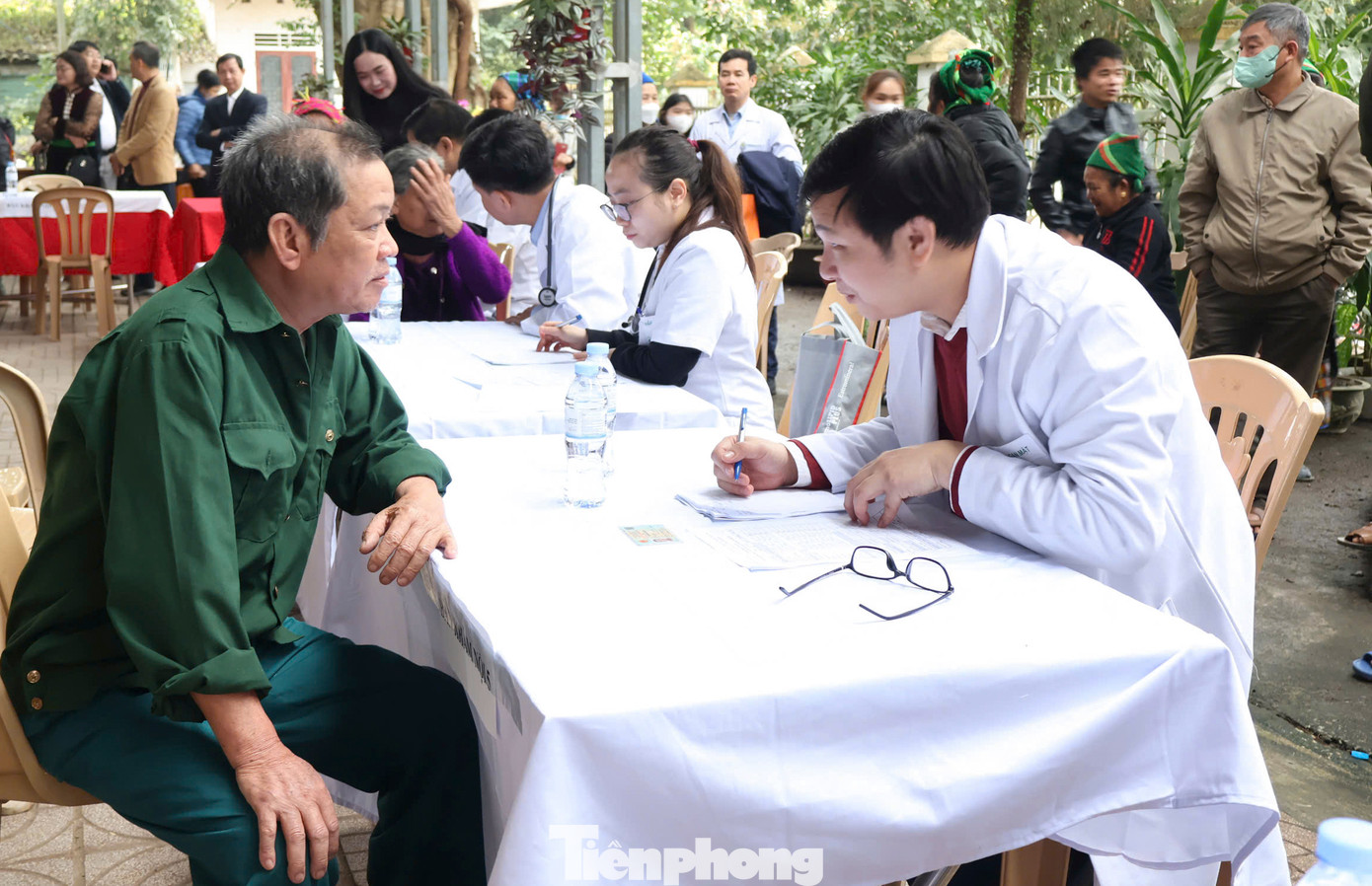 Nghe tin có y bác sĩ từ Bệnh viện Bạch Mai về tư vấn sức khỏe, cả nghìn người dân địa phương đã có mặt để được thăm khám. Đại diện bệnh viện cho biết dự kiến đoàn khám, tư vấn cho 600 người dân địa phương song số lượng thực tế lên hơn 2.000 người. Nghe tin có y bác sĩ từ Bệnh viện Bạch Mai về tư vấn sức khỏe, cả nghìn người dân địa phương đã có mặt để được thăm khám. Đại diện bệnh viện cho biết dự kiến đoàn khám, tư vấn cho 600 người dân địa phương song số lượng thực tế lên hơn 2.000 người.