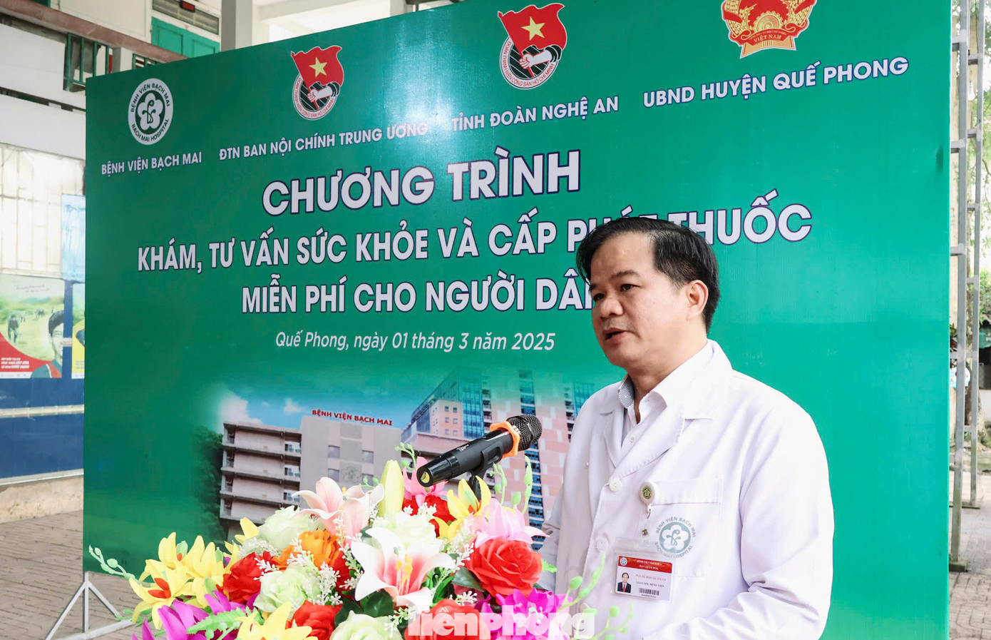 PGS. TS Đào Xuân Cơ - Giám đốc Bệnh viện Bạch Mai cho biết rất vui và ý nghĩa khi được phối hợp với tuổi trẻ Nghệ An và các đoàn thể phục vụ, hỗ trợ người dân. PGS. TS Đào Xuân Cơ - Giám đốc Bệnh viện Bạch Mai cho biết rất vui và ý nghĩa khi được phối hợp với tuổi trẻ Nghệ An và các đoàn thể phục vụ, hỗ trợ người dân.