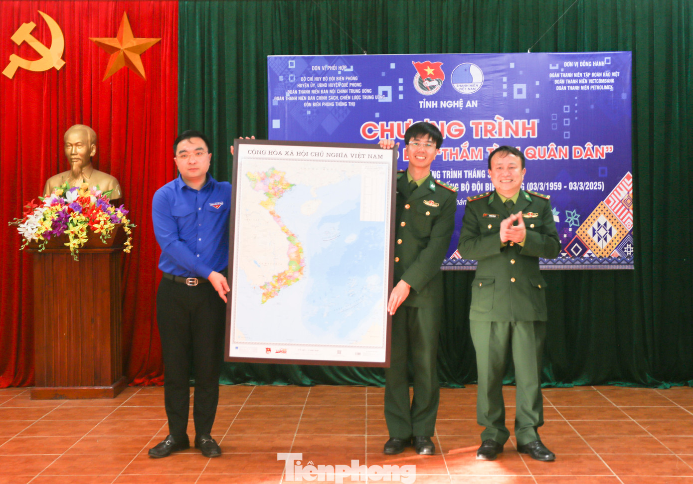 Dịp này, Đoàn công tác của Tỉnh Đoàn Nghệ An và các nhà tài trợ cũng trao tặng những món quà ý nghĩa cho cán bộ, chiến sĩ Đồn Biên phòng Thông Thụ. Trong hình, anh Hồ Phúc Hải - Phó Bí thư Tỉnh Đoàn Nghệ An tặng bản đồ hưởng ứng Cuộc vận động Tự hào một dải non sông và số tiền 30 triệu đồng cho cán bộ, chiến sĩ. Dịp này, Đoàn công tác của Tỉnh Đoàn Nghệ An và các nhà tài trợ cũng trao tặng những món quà ý nghĩa cho cán bộ, chiến sĩ Đồn Biên phòng Thông Thụ. Trong hình, anh Hồ Phúc Hải - Phó Bí thư Tỉnh Đoàn Nghệ An tặng bản đồ hưởng ứng Cuộc vận động Tự hào một dải non sông và số tiền 30 triệu đồng cho cán bộ, chiến sĩ.