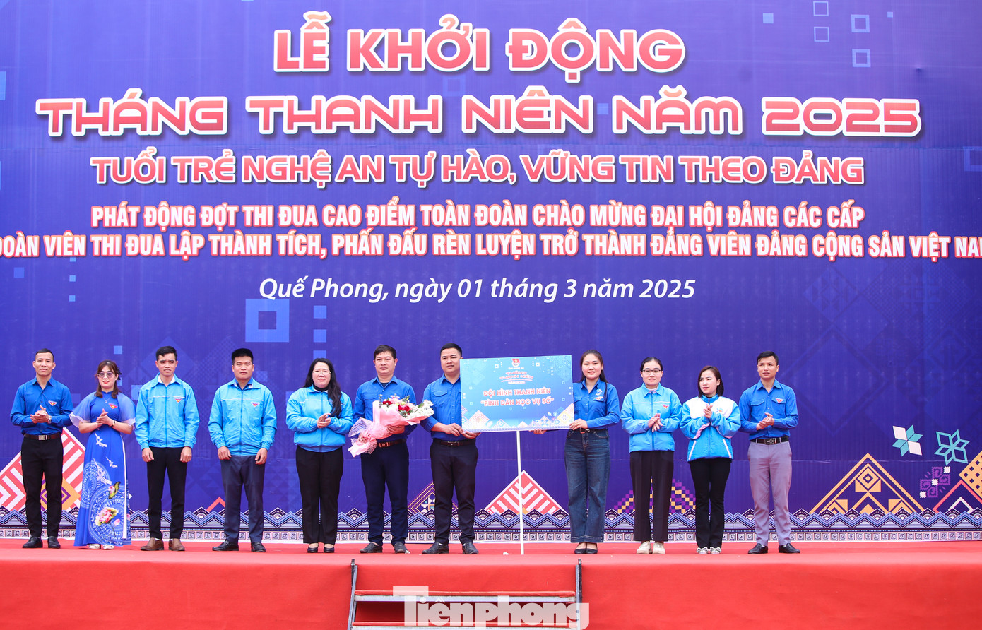 “Mỗi Đoàn cơ sở cần thành lập ít nhất 1 đội hình thanh niên “Bình dân học vụ số”, lựa chọn những cán bộ Đoàn, đoàn viên, thanh niên có kiến thức tốt về công nghệ làm nòng cốt. Đẩy mạnh tuyên truyền, hướng dẫn người dân, đoàn viên, thanh thiếu nhi truy cập internet và các kỹ năng số thiết yếu một cách văn minh, an toàn, tránh lừa đảo số; nhận diện và phòng ngừa thông tin xấu, độc trên không gian số, nâng cao kỹ năng thanh toán điện tử không dùng tiền mặt và các ứng dụng số khác phục vụ cho sản xuất, kinh doanh phù hợp với điều kiện của địa phương”, Bí thư Tỉnh Đoàn Nghệ An nhấn mạnh.