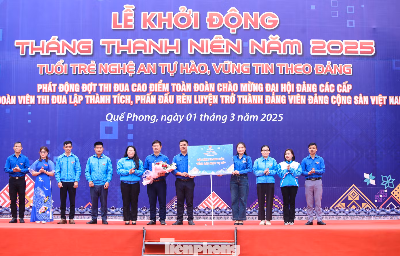 “Mỗi Đoàn cơ sở cần thành lập ít nhất 1 đội hình thanh niên “Bình dân học vụ số”, lựa chọn những cán bộ Đoàn, đoàn viên, thanh niên có kiến thức tốt về công nghệ làm nòng cốt. Đẩy mạnh tuyên truyền, hướng dẫn người dân, đoàn viên, thanh thiếu nhi truy cập internet và các kỹ năng số thiết yếu một cách văn minh, an toàn, tránh lừa đảo số; nhận diện và phòng ngừa thông tin xấu, độc trên không gian số, nâng cao kỹ năng thanh toán điện tử không dùng tiền mặt và các ứng dụng số khác phục vụ cho sản xuất, kinh doanh phù hợp với điều kiện của địa phương”, Bí thư Tỉnh Đoàn Nghệ An nhấn mạnh.