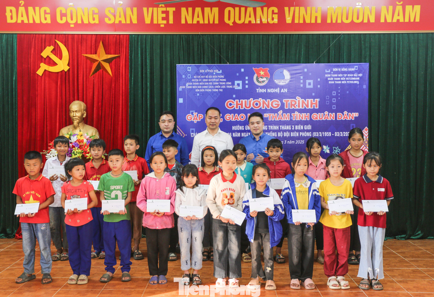 Nằm trong chuỗi hoạt động ngày khởi động Tháng Thanh niên 2025, Tỉnh Đoàn Nghệ An cùng Ban Nội chính Trung ương, Ban Chính sách và Chiến lược Trung ương và nhà tài trợ đã trao tặng hàng chục suất quà cho các em học sinh, hộ gia đình có hoàn cảnh khó khăn tại xã Thông Thụ (huyện Quế Phong). Nằm trong chuỗi hoạt động ngày khởi động Tháng Thanh niên 2025, Tỉnh Đoàn Nghệ An cùng Ban Nội chính Trung ương, Ban Chính sách và Chiến lược Trung ương và nhà tài trợ đã trao tặng hàng chục suất quà cho các em học sinh, hộ gia đình có hoàn cảnh khó khăn tại xã Thông Thụ (huyện Quế Phong).