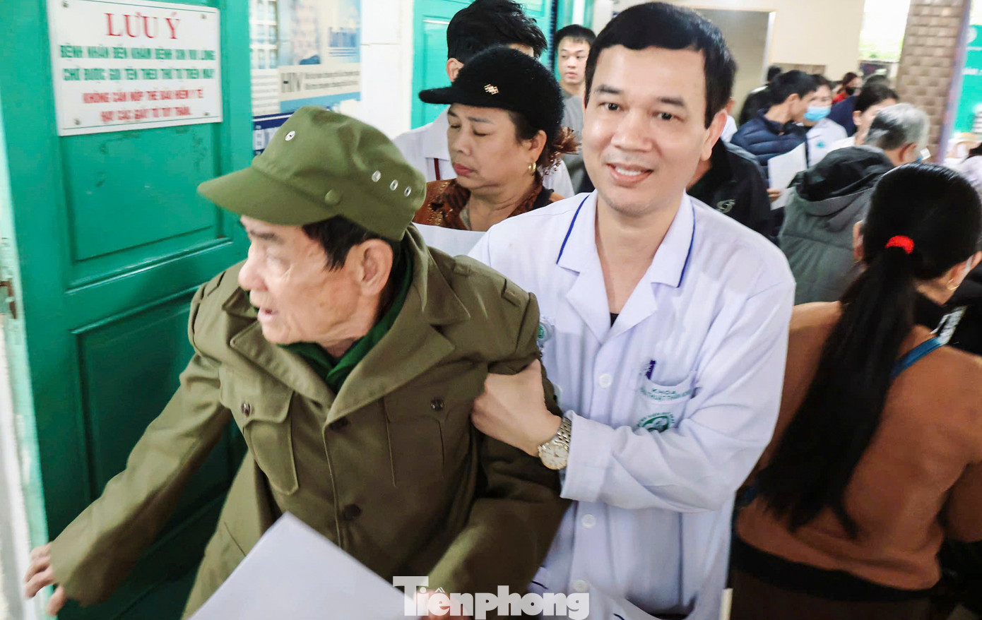 Nghe tin có y bác sĩ từ Bệnh viện Bạch Mai về tư vấn sức khỏe, cả nghìn người dân địa phương đã có mặt để được thăm khám. Đại diện bệnh viện cho biết dự kiến đoàn khám, tư vấn cho 600 người dân địa phương song số lượng thực tế lên hơn 2.000 người. Nghe tin có y bác sĩ từ Bệnh viện Bạch Mai về tư vấn sức khỏe, cả nghìn người dân địa phương đã có mặt để được thăm khám. Đại diện bệnh viện cho biết dự kiến đoàn khám, tư vấn cho 600 người dân địa phương song số lượng thực tế lên hơn 2.000 người.