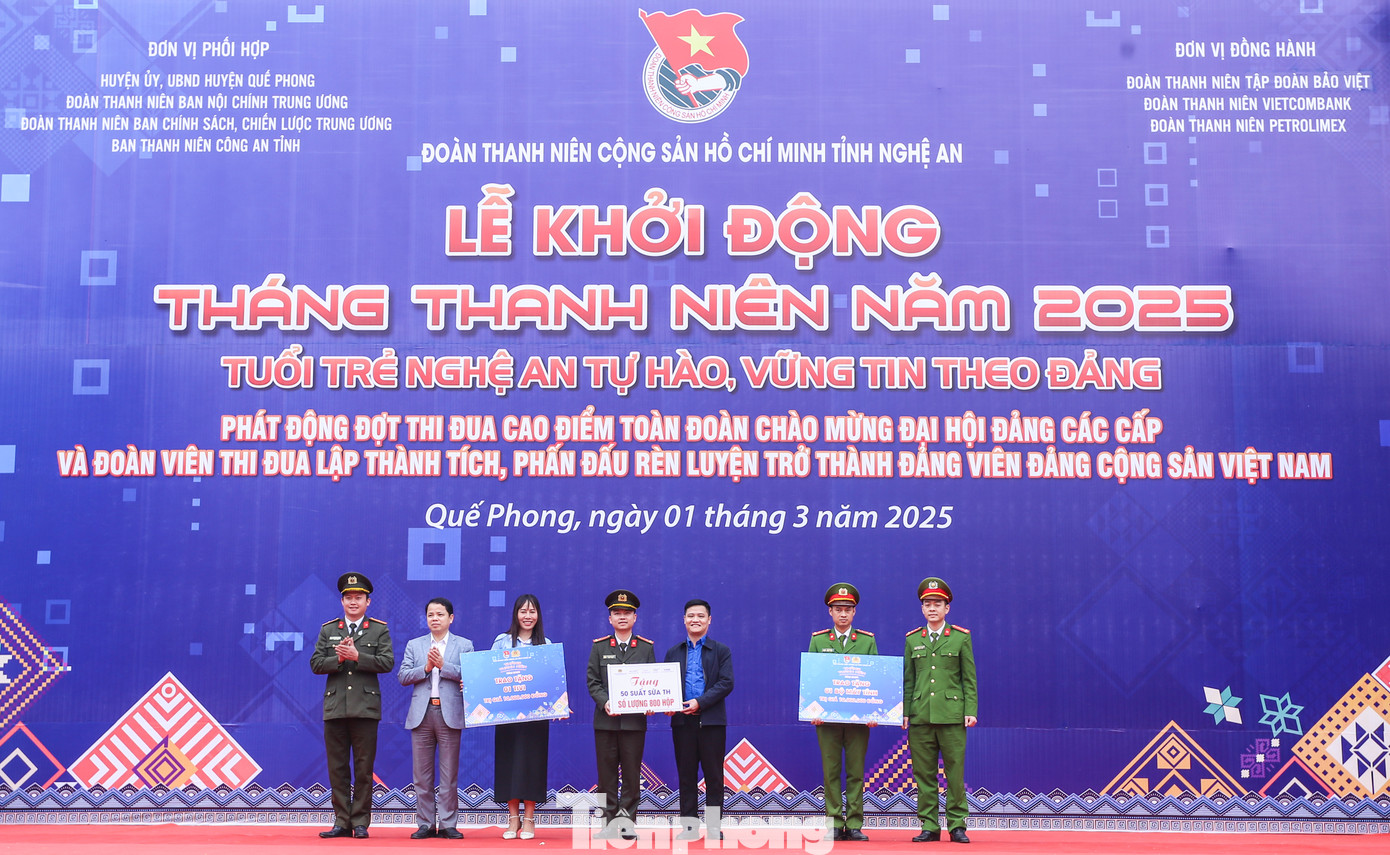 Tại lễ khởi động, nhiều hoạt động ý nghĩa đã diễn ra như hưởng ứng phong trào thi đua cả nước chung tay xóa nhà tạm, nhà dột nát do Thủ tướng Chính phủ phát động, Đoàn thanh niên Tập đoàn Bảo Việt Việt Nam đã hỗ trợ 2 căn nhà và Đoàn Thanh niên Tập đoàn Dầu khí Việt Nam hỗ trợ xây dựng 1 căn nhà cho người dân có hoàn cảnh khó khăn có nhu cầu xây dựng nhà ở trên địa bàn huyện Quế Phong. Mỗi căn nhà trị giá 50 triệu đồng. Ban Thanh niên Công an tỉnh cũng trao tặng 3 căn nhà tổng trị giá 180 triệu đồng cùng nhiều phần quà, hiện vật khác.