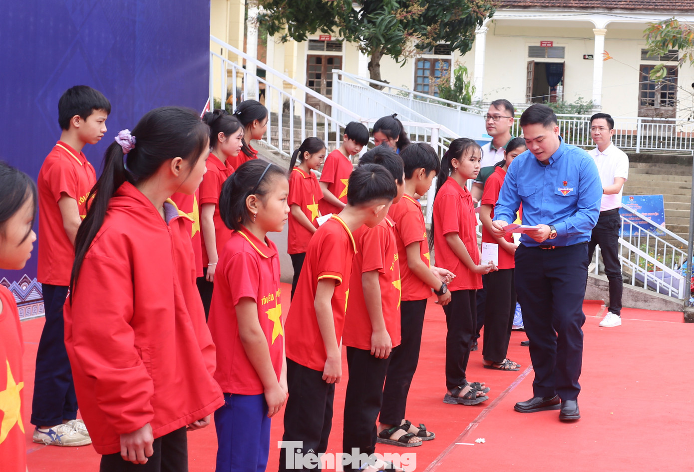 Bệnh viện Bạch Mai cũng khám tư vấn sức khỏe và phát thuốc miễn phí, tặng quà cho hàng nghìn người dân tại Trung tâm y tế huyện Quế Phong.