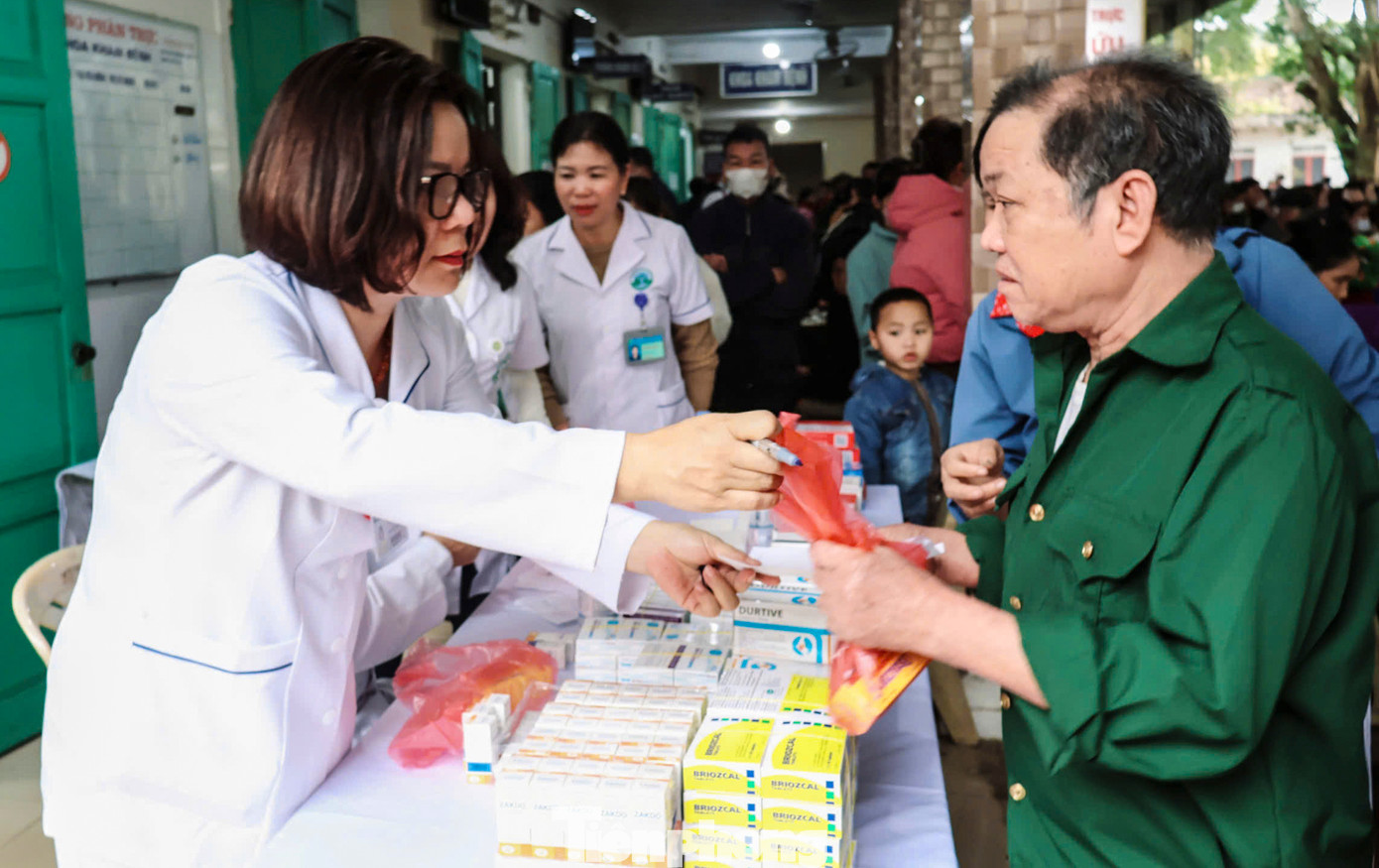 Tại huyện Quế Phong, Lễ khởi động Tháng Thanh niên năm 2025 đã được Ban Thường vụ Tỉnh Đoàn Nghệ An tổ chức với nhiều hoạt động ý nghĩa như: Khởi công xây dựng nhà nhân ái, xóa nhà tạm, dột nát; khám cấp phát thuốc miễn phí cho người dân; thành lập và ra mắt các đội hình “Bình dân học vụ số” với lực lượng nòng cốt là thanh niên. Tại huyện Quế Phong, Lễ khởi động Tháng Thanh niên năm 2025 đã được Ban Thường vụ Tỉnh Đoàn Nghệ An tổ chức với nhiều hoạt động ý nghĩa như: Khởi công xây dựng nhà nhân ái, xóa nhà tạm, dột nát; khám cấp phát thuốc miễn phí cho người dân; thành lập và ra mắt các đội hình “Bình dân học vụ số” với lực lượng nòng cốt là thanh niên.