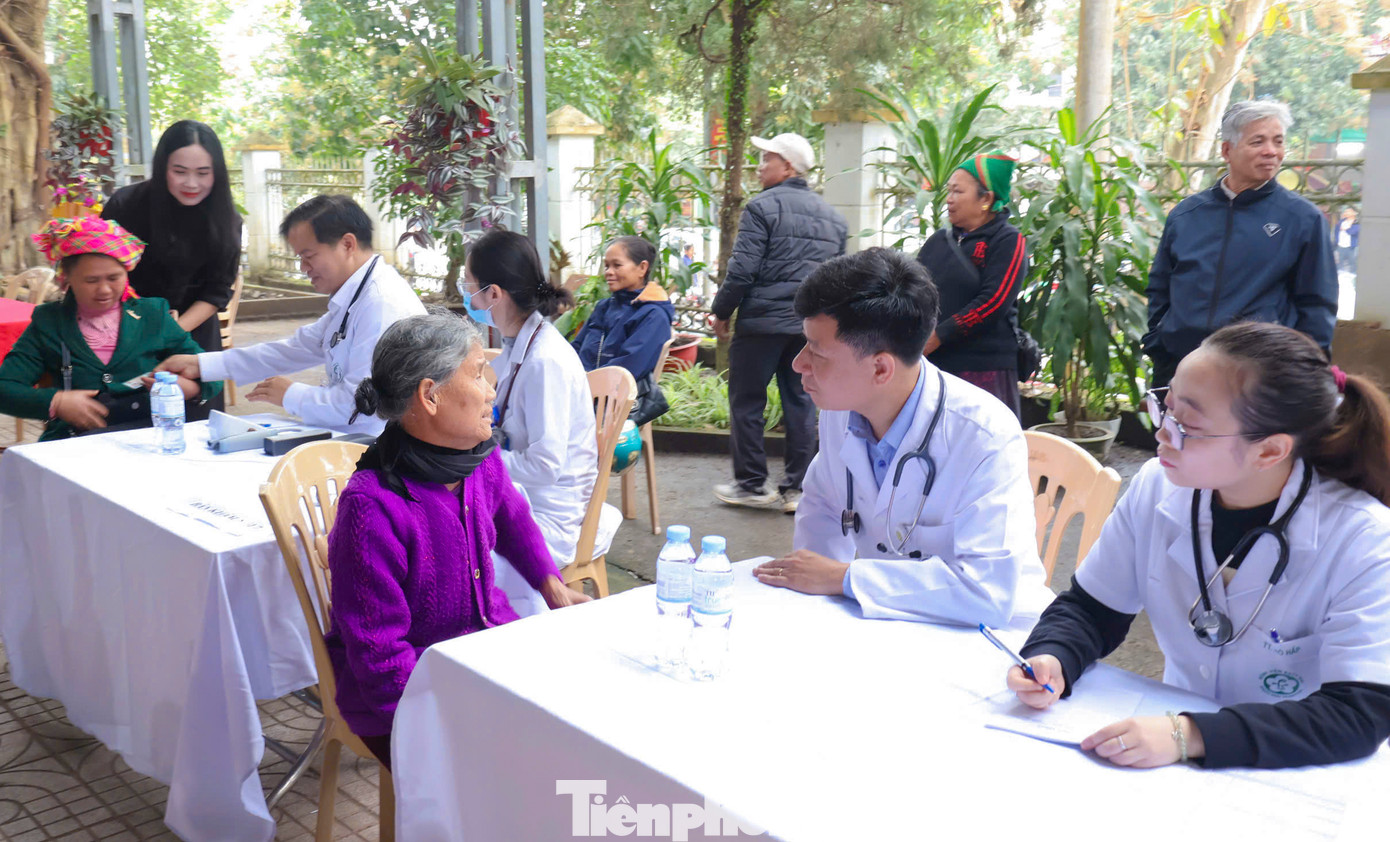 Tại huyện Quế Phong, Lễ khởi động Tháng Thanh niên năm 2025 đã được Ban Thường vụ Tỉnh Đoàn Nghệ An tổ chức với nhiều hoạt động ý nghĩa như: Khởi công xây dựng nhà nhân ái, xóa nhà tạm, dột nát; khám cấp phát thuốc miễn phí cho người dân; thành lập và ra mắt các đội hình “Bình dân học vụ số” với lực lượng nòng cốt là thanh niên. Tại huyện Quế Phong, Lễ khởi động Tháng Thanh niên năm 2025 đã được Ban Thường vụ Tỉnh Đoàn Nghệ An tổ chức với nhiều hoạt động ý nghĩa như: Khởi công xây dựng nhà nhân ái, xóa nhà tạm, dột nát; khám cấp phát thuốc miễn phí cho người dân; thành lập và ra mắt các đội hình “Bình dân học vụ số” với lực lượng nòng cốt là thanh niên.