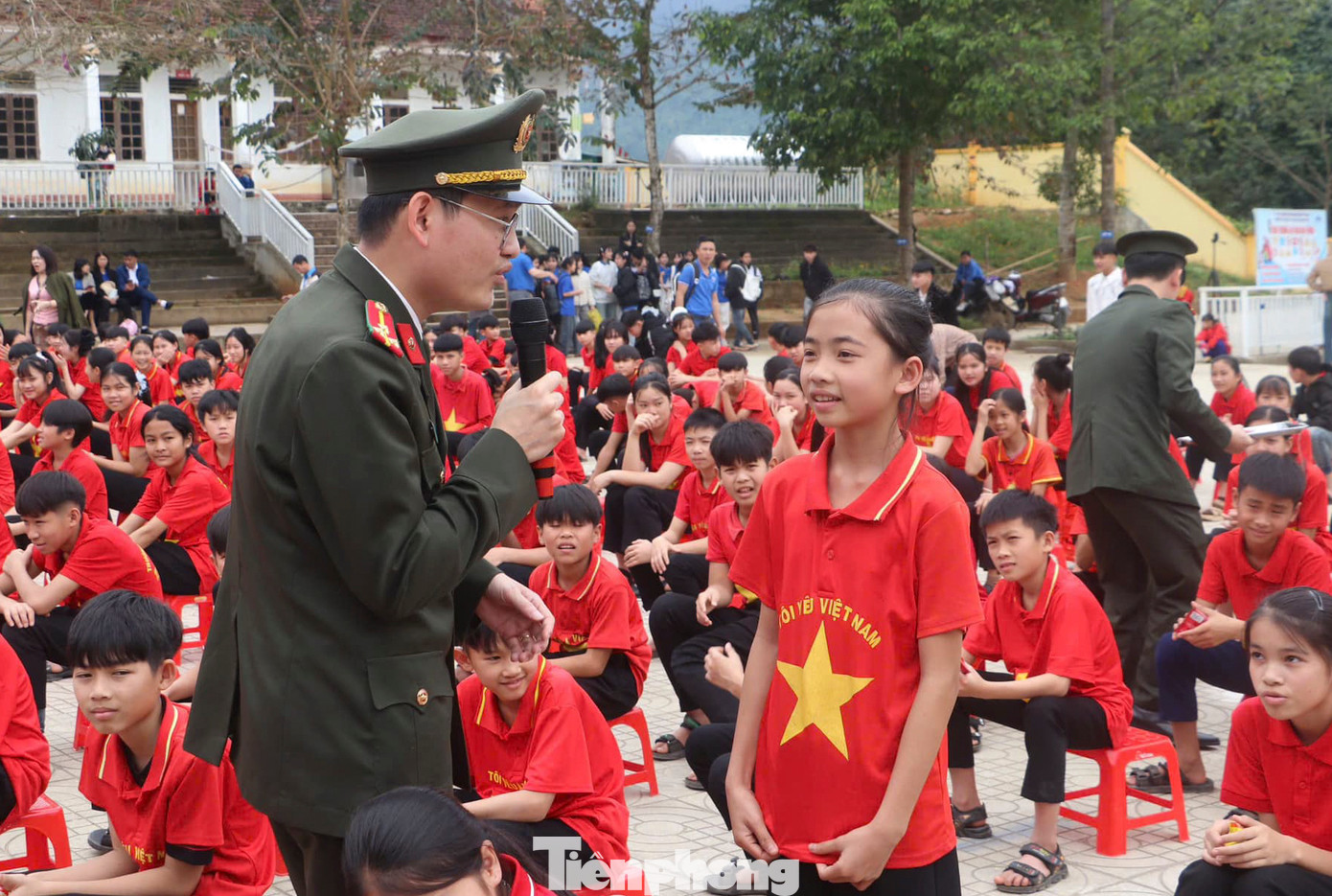 Công an tỉnh Nghệ An tổ chức tuyên truyền chủ quyền biên giới, biển đảo và luật hôn nhân gia đình, tuyên truyền phòng, chống nạn tảo hôn, phòng chống tác hại của ma túy, thuốc lá điện tử các chất kích thích tại trường Phổ thông dân tộc bán trú tiểu học và THCS Hạnh Dịch. Công an tỉnh Nghệ An tổ chức tuyên truyền chủ quyền biên giới, biển đảo và luật hôn nhân gia đình, tuyên truyền phòng, chống nạn tảo hôn, phòng chống tác hại của ma túy, thuốc lá điện tử các chất kích thích tại trường Phổ thông dân tộc bán trú tiểu học và THCS Hạnh Dịch.