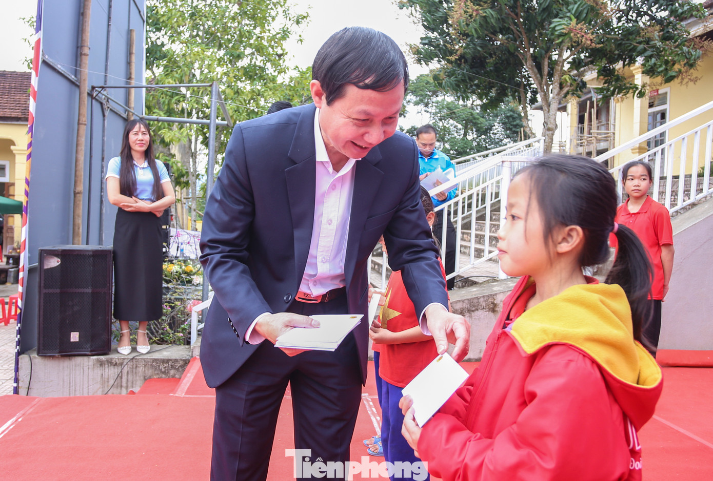 Bệnh viện Bạch Mai cũng khám tư vấn sức khỏe và phát thuốc miễn phí, tặng quà cho hàng nghìn người dân tại Trung tâm y tế huyện Quế Phong.