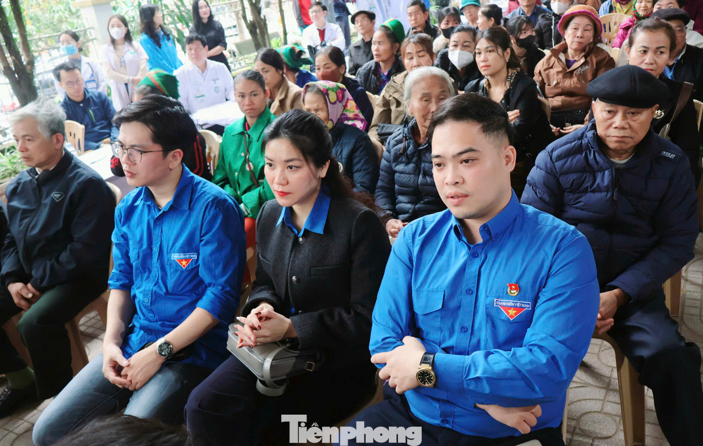 Nghe tin có y bác sĩ từ Bệnh viện Bạch Mai về tư vấn sức khỏe, cả nghìn người dân địa phương đã có mặt để được thăm khám. Đại diện bệnh viện cho biết dự kiến đoàn khám, tư vấn cho 600 người dân địa phương song số lượng thực tế lên hơn 2.000 người. Nghe tin có y bác sĩ từ Bệnh viện Bạch Mai về tư vấn sức khỏe, cả nghìn người dân địa phương đã có mặt để được thăm khám. Đại diện bệnh viện cho biết dự kiến đoàn khám, tư vấn cho 600 người dân địa phương song số lượng thực tế lên hơn 2.000 người.