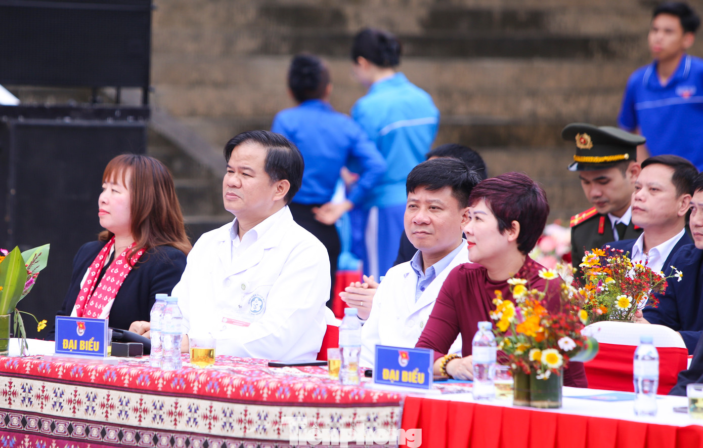 Dự lễ khởi động, có bà Phạm Thị Thu Thủy - Phó Vụ trưởng Vụ theo dõi công tác Phòng chống tham nhũng lãng phí tiêu cực, Chủ tịch Công đoàn Ban Nội chính Trung ương; bà Trương Thị Hồng Hà - Phó Vụ trưởng Vụ nghiên cứu, tổng hợp Ban Nội chính Trung ương; PGS, TS Đào Xuân Cơ - Giám đốc Bệnh viện Bạch Mai; ông Phan Đình Đạt - Phó Trưởng ban Tuyên giáo và Dân Vận Tỉnh ủy Nghệ An; chị Nguyễn Thị Phương Thúy - UV BCH T.Ư Đoàn, Bí thư Tỉnh Đoàn, Chủ tịch Hội LHTN Việt Nam tỉnh cùng lãnh đạo huyện Quế Phong, người dân địa phương và gần 700 đoàn viên thanh thiếu nhi trên địa bàn..