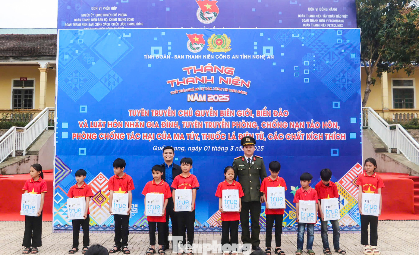 Công an tỉnh Nghệ An tổ chức tuyên truyền chủ quyền biên giới, biển đảo và luật hôn nhân gia đình, tuyên truyền phòng, chống nạn tảo hôn, phòng chống tác hại của ma túy, thuốc lá điện tử các chất kích thích tại trường Phổ thông dân tộc bán trú tiểu học và THCS Hạnh Dịch. Công an tỉnh Nghệ An tổ chức tuyên truyền chủ quyền biên giới, biển đảo và luật hôn nhân gia đình, tuyên truyền phòng, chống nạn tảo hôn, phòng chống tác hại của ma túy, thuốc lá điện tử các chất kích thích tại trường Phổ thông dân tộc bán trú tiểu học và THCS Hạnh Dịch.