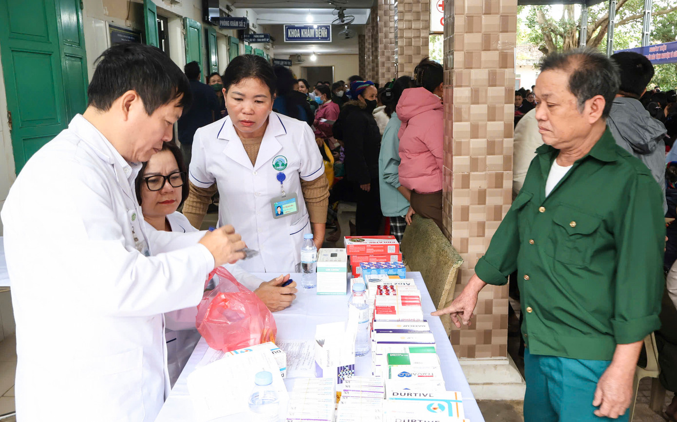 Nghe tin có y bác sĩ từ Bệnh viện Bạch Mai về tư vấn sức khỏe, cả nghìn người dân địa phương đã có mặt để được thăm khám. Đại diện bệnh viện cho biết dự kiến đoàn khám, tư vấn cho 600 người dân địa phương song số lượng thực tế lên hơn 2.000 người. Nghe tin có y bác sĩ từ Bệnh viện Bạch Mai về tư vấn sức khỏe, cả nghìn người dân địa phương đã có mặt để được thăm khám. Đại diện bệnh viện cho biết dự kiến đoàn khám, tư vấn cho 600 người dân địa phương song số lượng thực tế lên hơn 2.000 người.