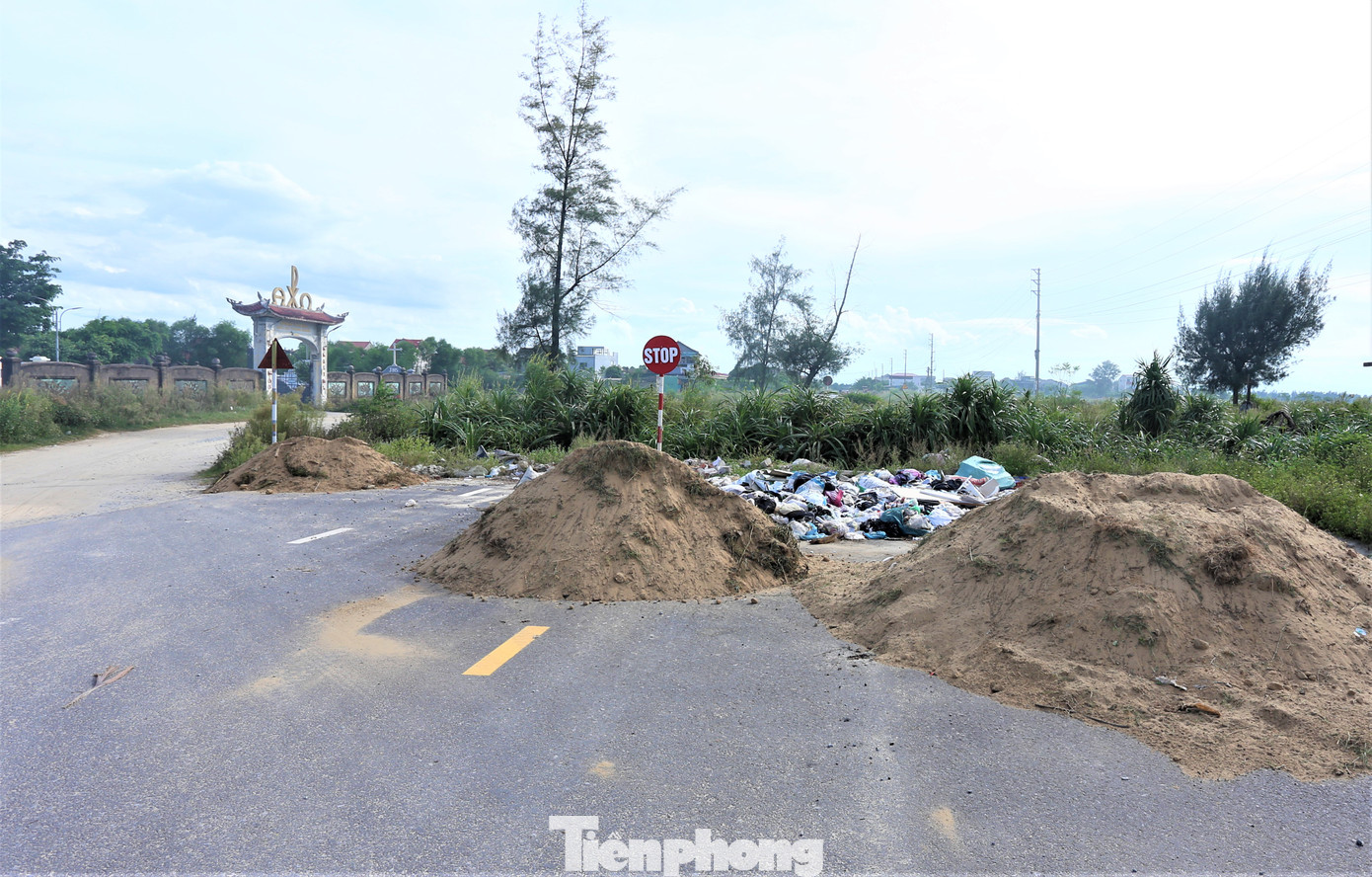 Ngành chức năng cắm biển cảnh báo và đổ đất đá tại 2 đầu đoạn đường chưa thi công.