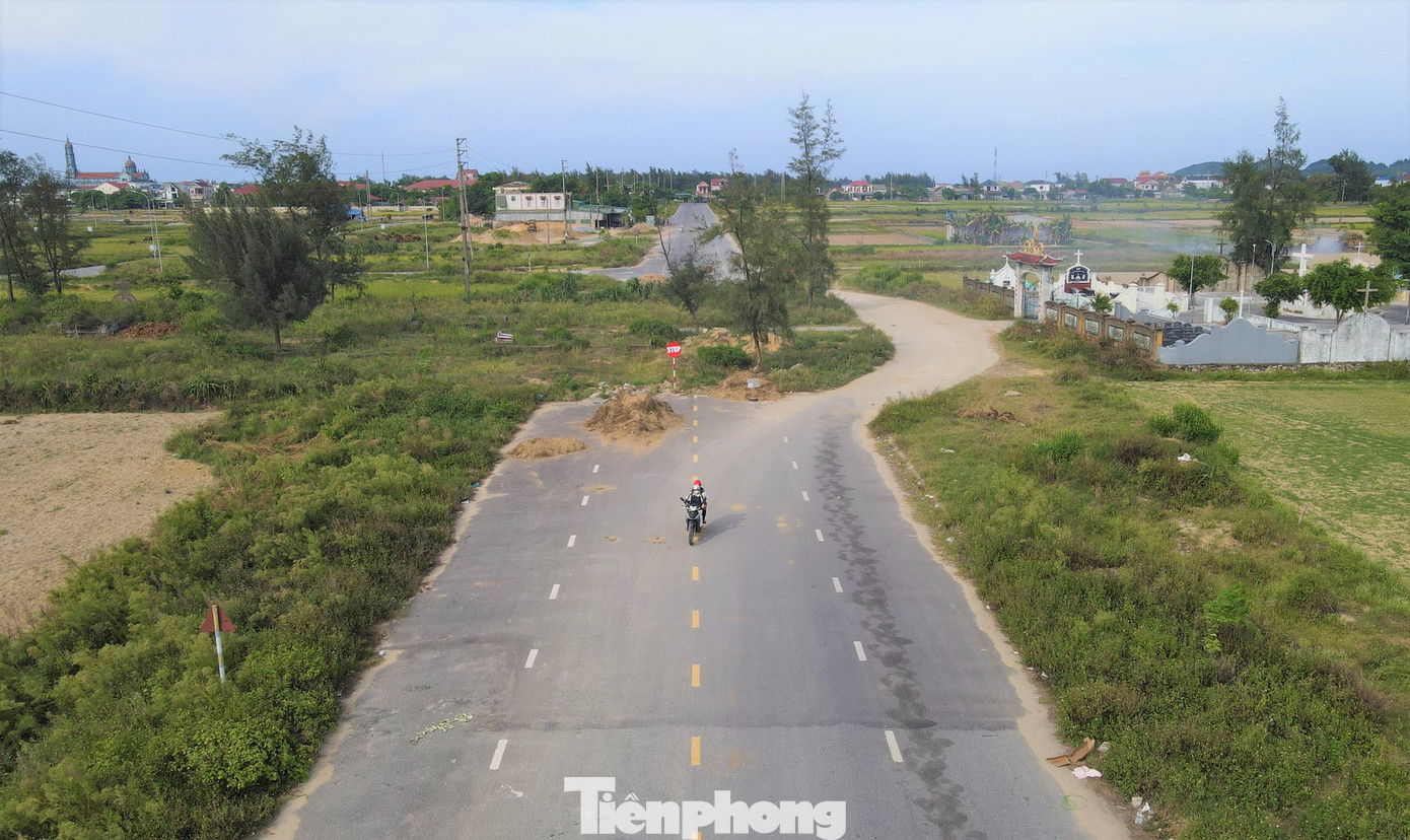 Tuyến đường "đứt đoạn" vì vướng nghĩa trang chưa thể giải phóng mặt bằng.