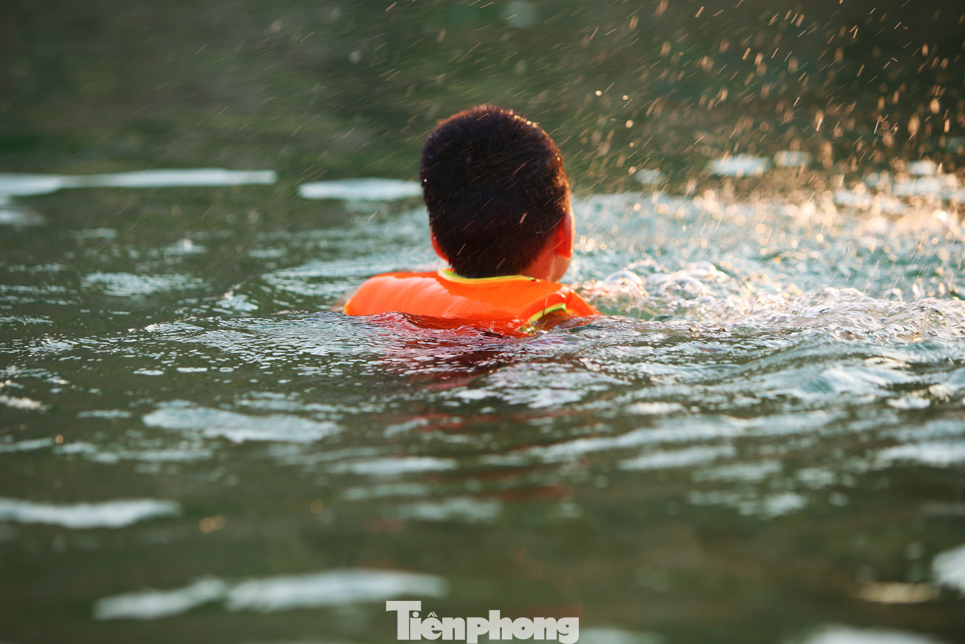 Trên thân đập, Công ty Thủy lợi Nam Hà Tĩnh có cắm biển cấm bơi lội. Đoàn thanh niên địa phương cũng phát loa thông báo người dân luôn đề phòng đuối nước khi đến hồ tắm mát. Tuy nhiên, cái nóng nực không thể ngăn nhu cầu của cộng đồng.