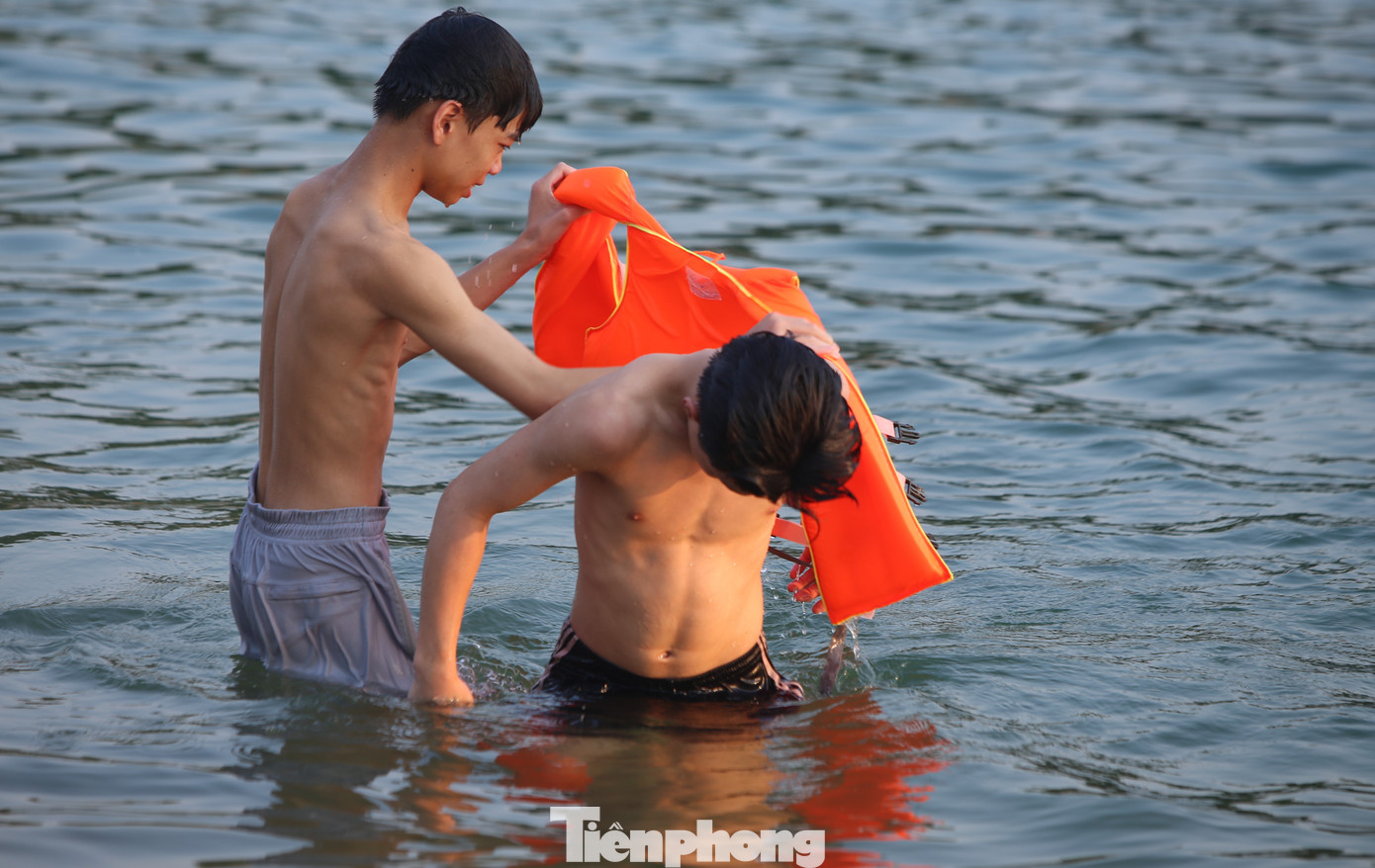 "Trời quá nóng nực nên giải pháp tốt nhất là đi bơi, tắm mát. Nước trong hồ Kẻ Gỗ luôn sạch, mát rượi lại không chảy như dưới dòng kênh nên người dân đều chọn đưa con trẻ đến tắm, tập bơi" anh Phan Ấn (SN 1982, trú xã Cẩm Mỹ) chia sẻ.