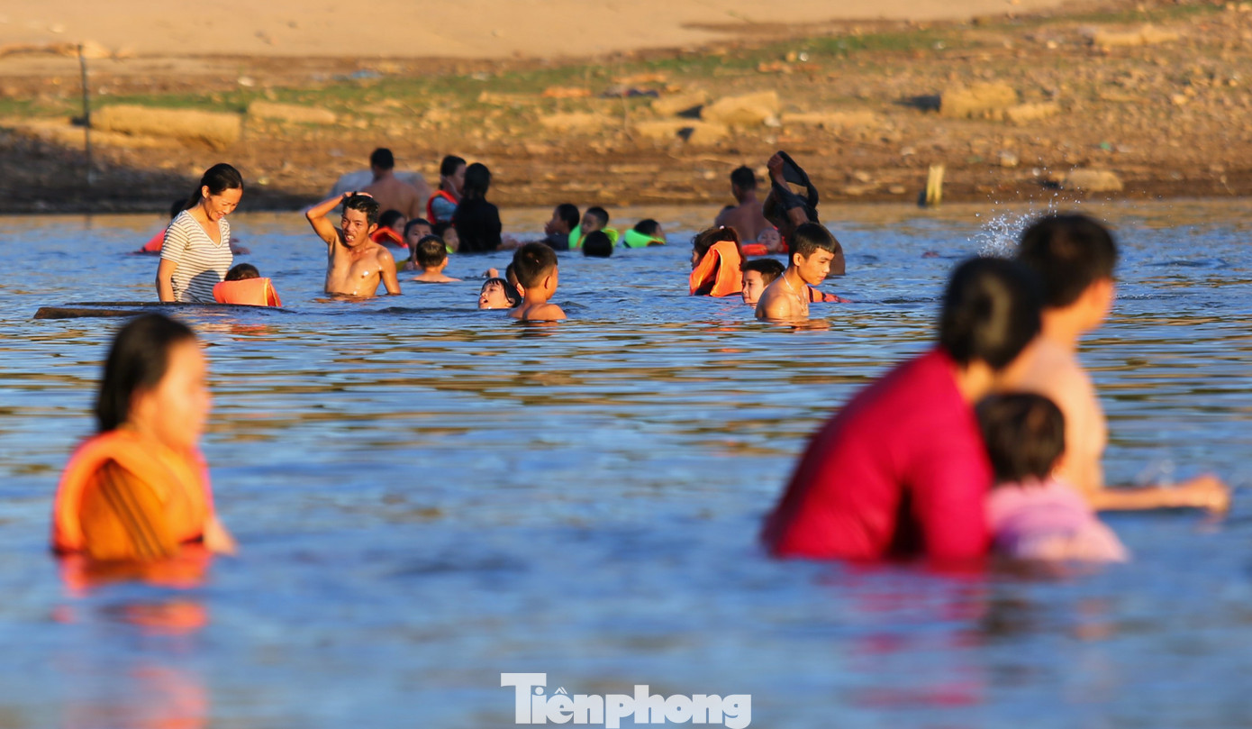 Người đến tắm thường chọn khu vực gần bờ, hoặc cách bờ 3-5 m để đảm bảo an toàn.