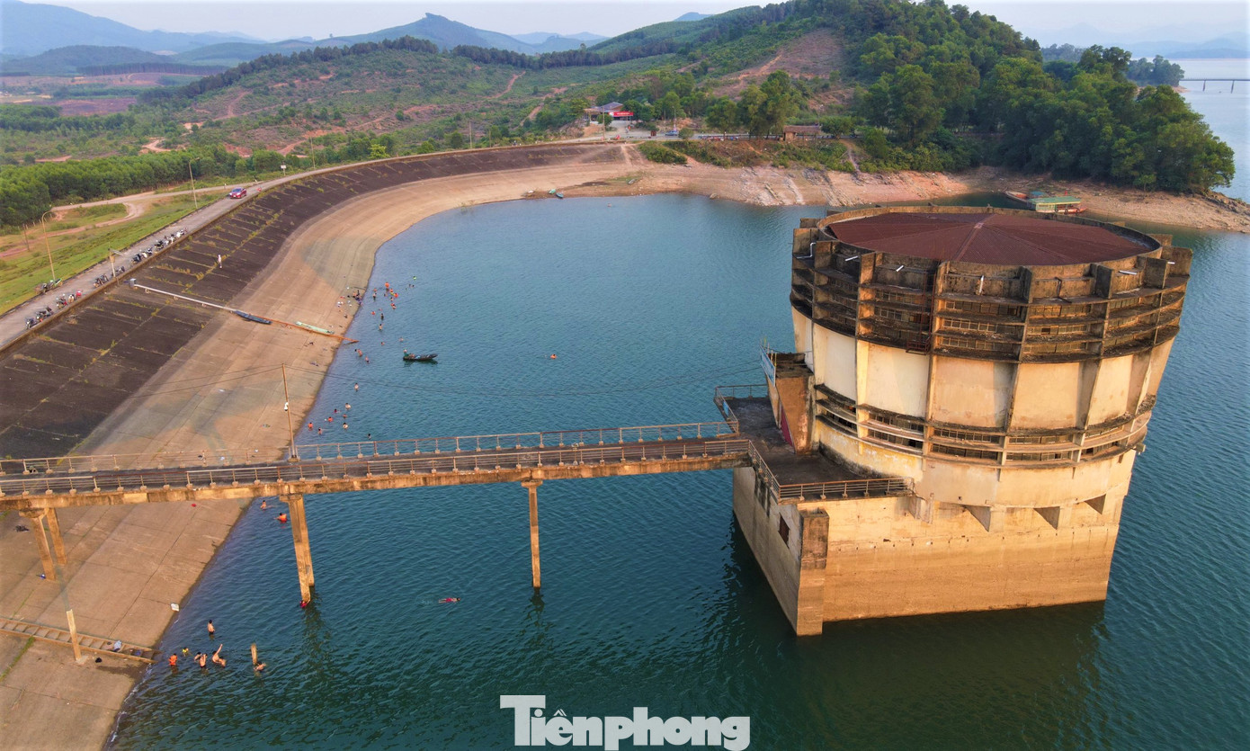 Hồ Kẻ Gỗ hiện là hồ nước lớn nhất tại Hà Tĩnh với chiều dài xấp xỉ 30 km, sức chứa hơn 300 triệu m3 nước, có một đập chính và 10 đập phụ. Đây cũng là một trong những hồ đập lớn nhất nước.