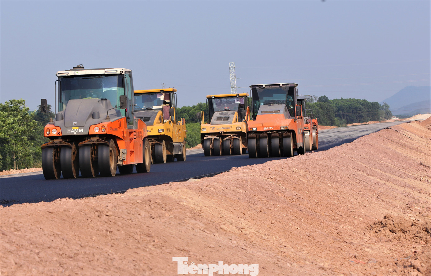 Ông Bùi Viết Hanh - đại diện đơn vị thi công - cho biết, gói thầu dài 24 km, chủ yếu vượt qua đồi núi nên phải hạ đồi, lắp cống ngầm, hầm chui và các cây cầu. Nắng nóng nên thuận lợi cho việc thi công song công nhân sớm xuống sức.