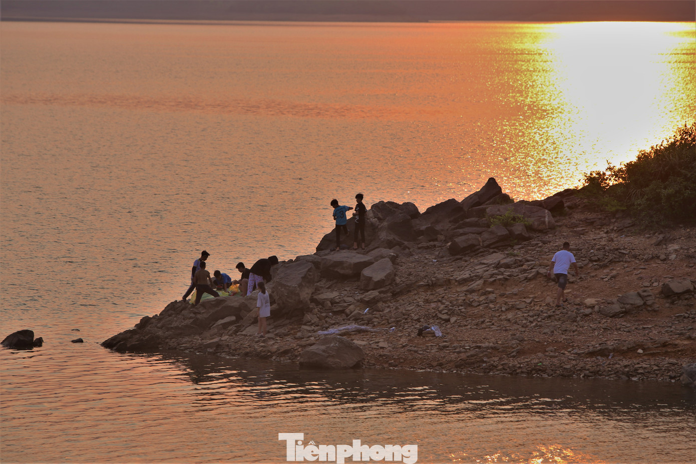 Nhiều nhóm người đến hồ Kẻ Gỗ không chỉ tắm mát mà còn tham quan vẻ đẹp tự nhiên của hồ tại các bãi đá ven lòng hồ dưới ánh hoàng hôn.