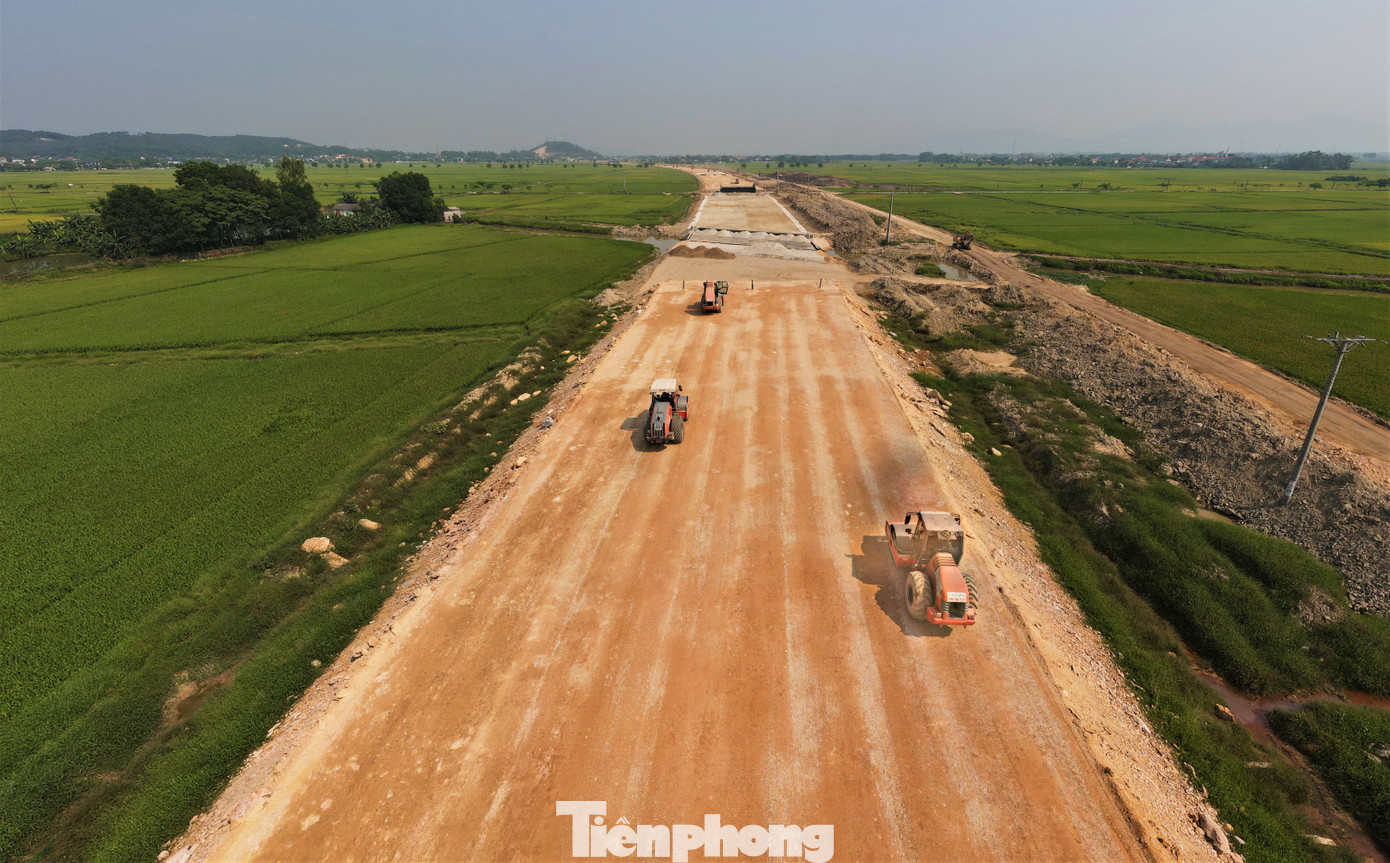 Nền đường được gia cố, kiểm tra độ lún trong quá trình thi công.