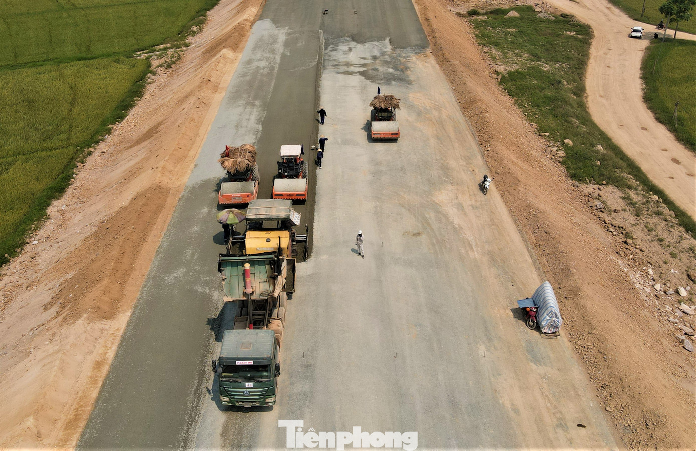 Kỹ sư Nguyễn Đức Đỉnh (Tổng công ty Xuất nhập khẩu và Xây dựng Việt Nam Vinaconex) cho biết, đơn vị thực hiện xây dựng tuyến cao tốc đoạn Bãi Vọt – Hàm Nghi với chiều dài 22,17km. Toàn tuyến có 15 cầu, 2 nút giao liên thông...tiến độ đạt khoảng 42%.