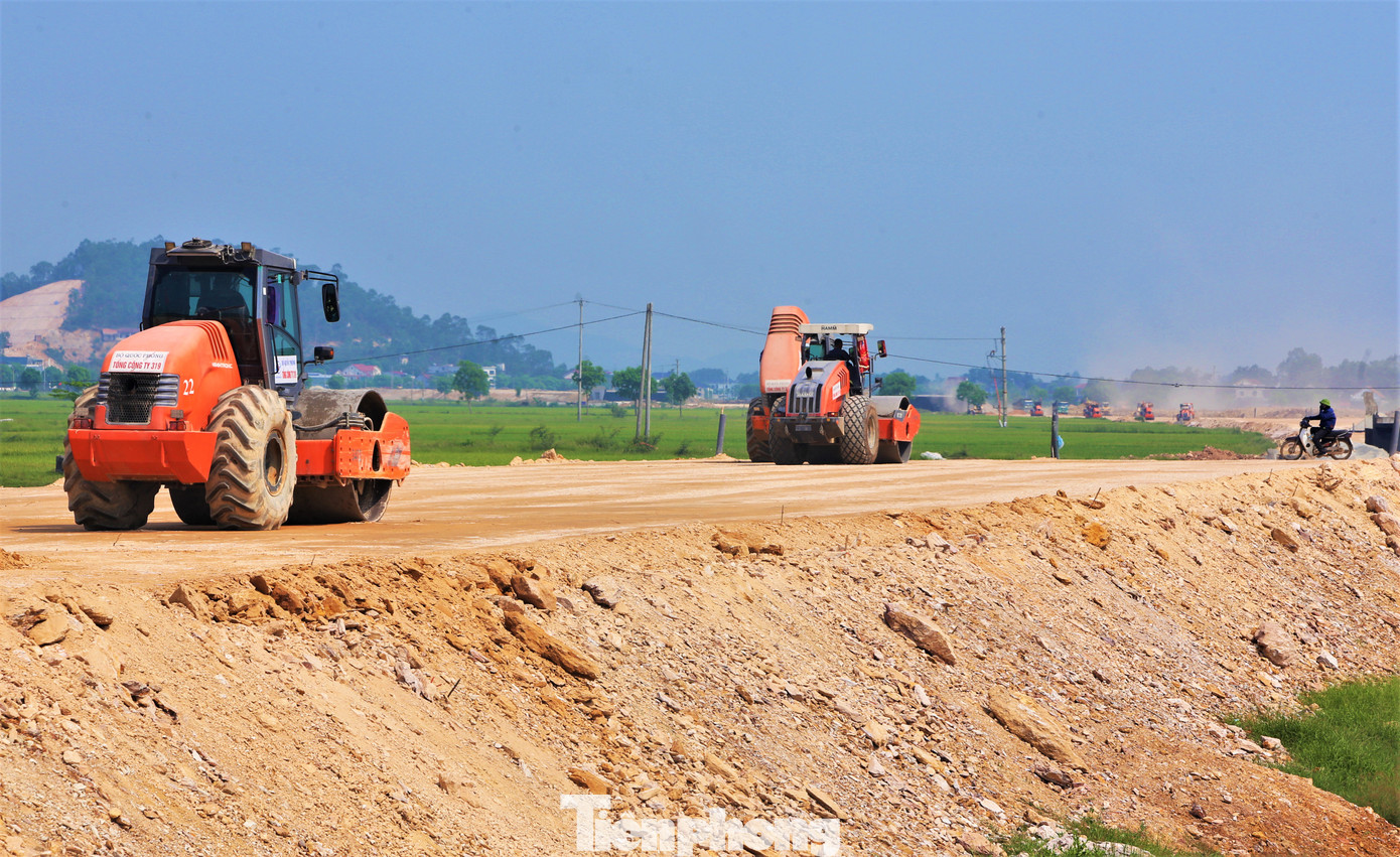Trong những ngày nghỉ lễ, công nhân vẫn điều khiển máy móc, miệt mài thi công trên công trường.