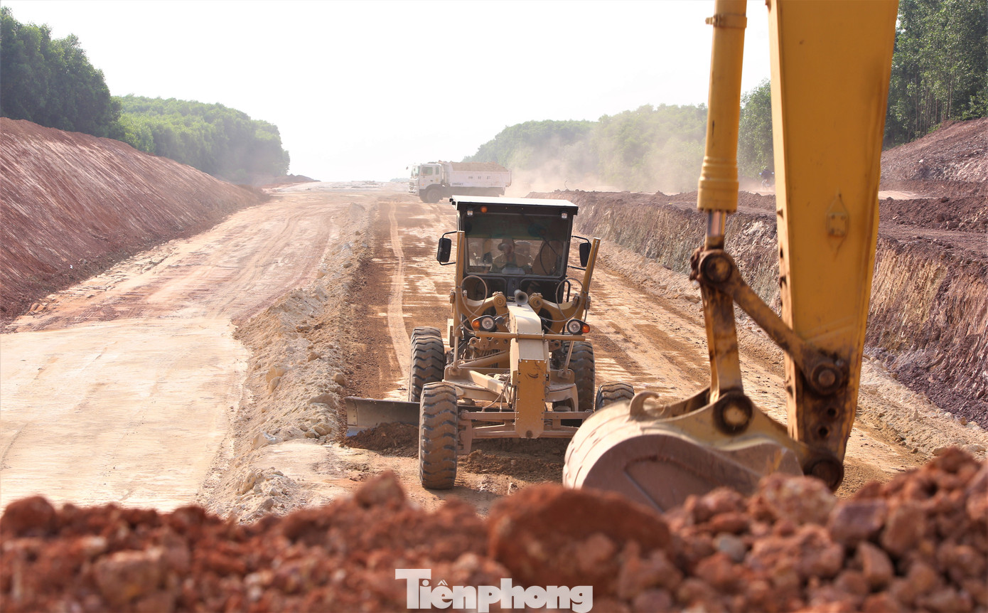 “Hiện đơn vị đang thảm lớp bê tông nhựa rỗng mặt đường dài 1,5 km, có 5 km mặt đường khác đã được chuẩn bị cho việc thảm tiếp. Để đảm bảo tiến độ, hơn 500 đầu máy và 700 người gồm công nhân, cán bộ kỹ thuật, nhân viên vẫn làm việc xuyên ngày lễ trên trên công trường”, ông Hanh nói.