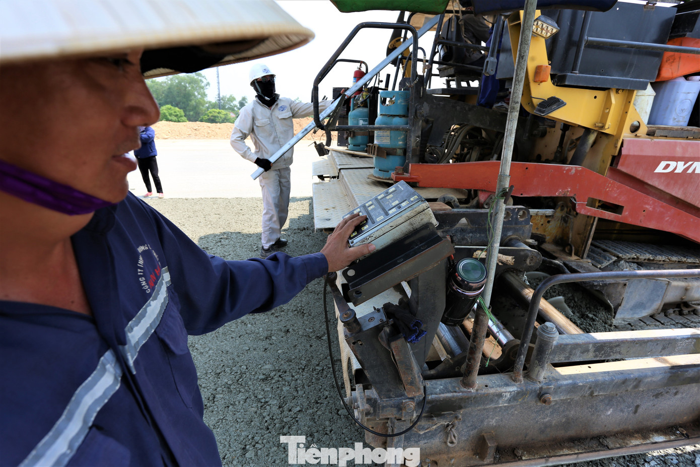 Kỹ sư Nguyễn Đức Đỉnh (Tổng công ty Xuất nhập khẩu và Xây dựng Việt Nam Vinaconex) cho biết, đơn vị thực hiện xây dựng tuyến cao tốc đoạn Bãi Vọt – Hàm Nghi với chiều dài 22,17km. Toàn tuyến có 15 cầu, 2 nút giao liên thông...tiến độ đạt khoảng 42%.