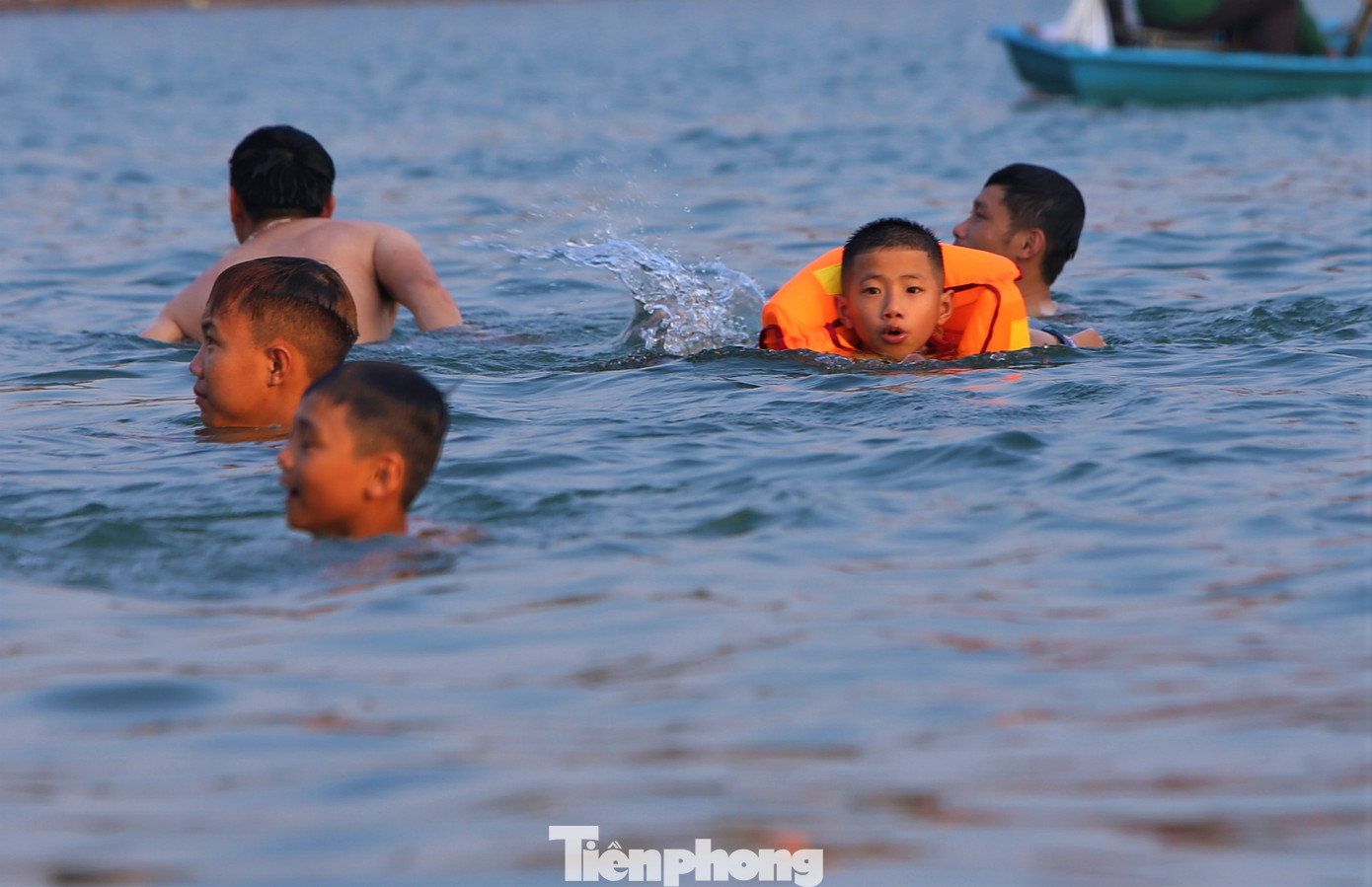 "Trời quá nóng nực nên giải pháp tốt nhất là đi bơi, tắm mát. Nước trong hồ Kẻ Gỗ luôn sạch, mát rượi lại không chảy như dưới dòng kênh nên người dân đều chọn đưa con trẻ đến tắm, tập bơi" anh Phan Ấn (SN 1982, trú xã Cẩm Mỹ) chia sẻ.