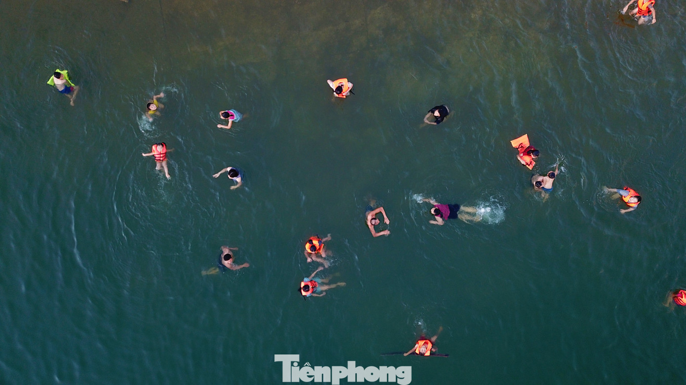 Hồ có thiết kế thân đập dài, bờ kè thoải, vùng nước gần thân đập mát và không quá sâu nên thường được chọn làm nơi tắm mát, hóng gió. Hàng trăm người dân ở các xã Cẩm Mỹ, Cẩm Duệ, Cẩm Thạch… cũng mang theo áo phao tới hồ Kẻ Gỗ để tắm.