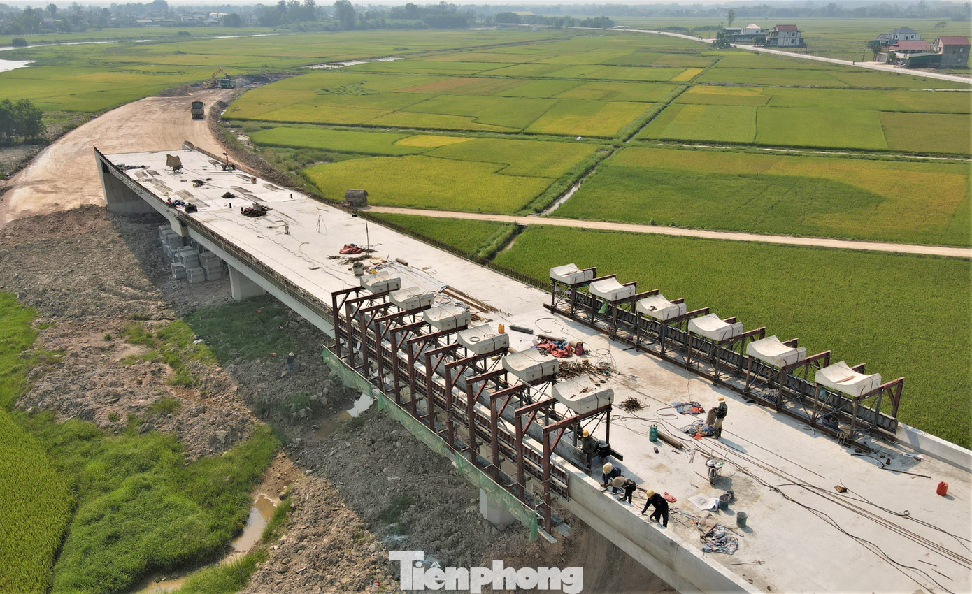 Cầu vượt qua cao tốc nối tuyến Quốc lộ 15B ở xã Sơn Lộc, huyện Can Lộc (Hà Tĩnh) đang dần hoàn thiện.