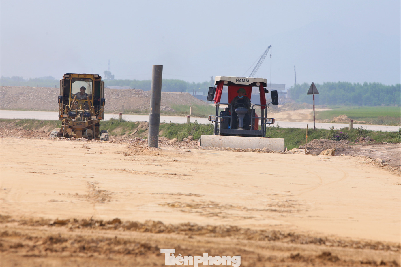 Trong những ngày nghỉ lễ, công nhân vẫn điều khiển máy móc, miệt mài thi công trên công trường.