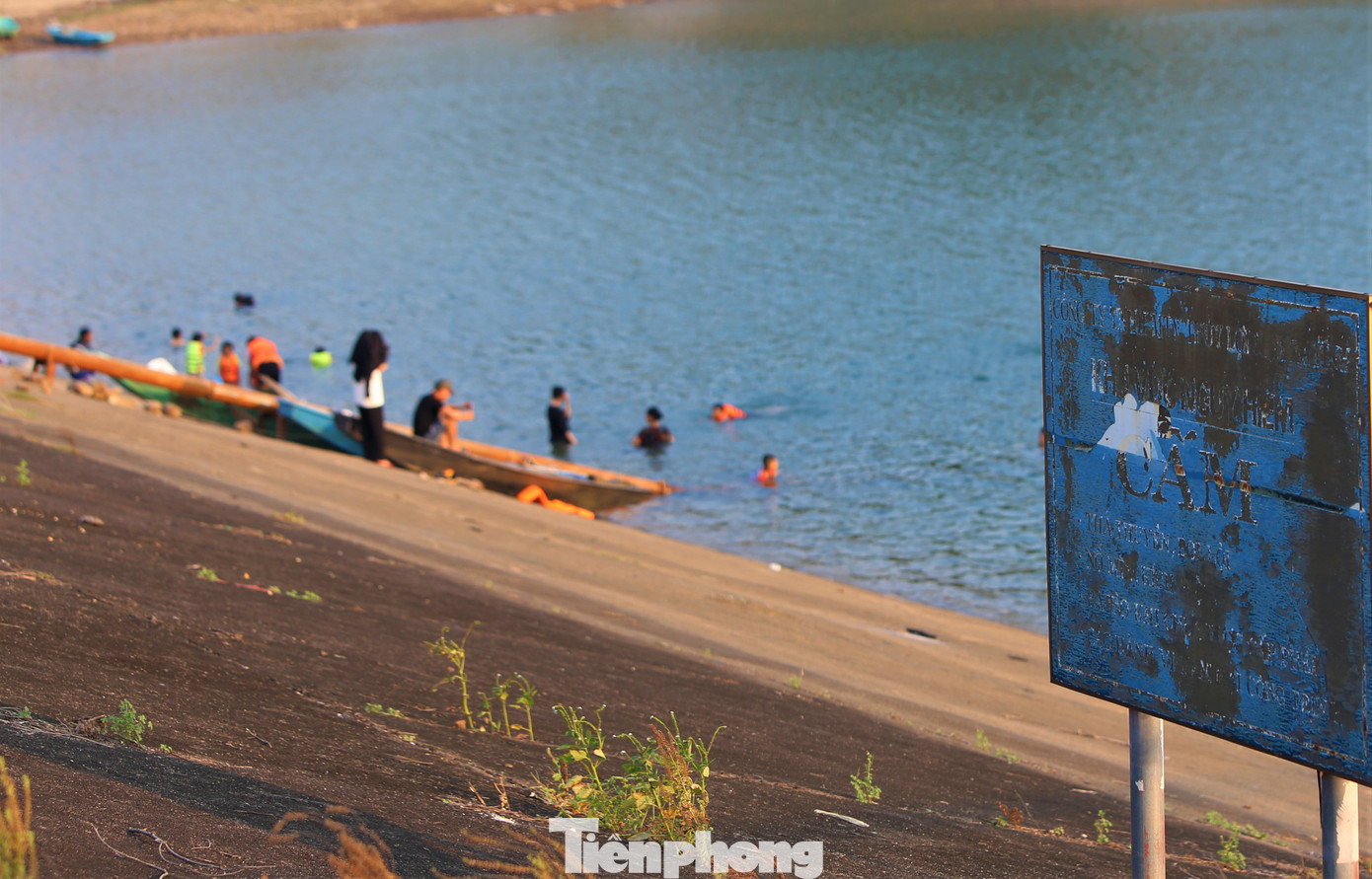 "Mấy ngày nay do nắng nóng, oi bức nên chiều nào cũng vậy, già trẻ, gái trai đều ra hồ tắm cả. Biết là có cảnh báo nước sâu nên khi ra tắm ai nấy cũng chuẩn bị áo phao cho con trẻ và tắm gần bờ, không cho ra xa", anh Anh (xã Cẩm Duệ) bày tỏ.