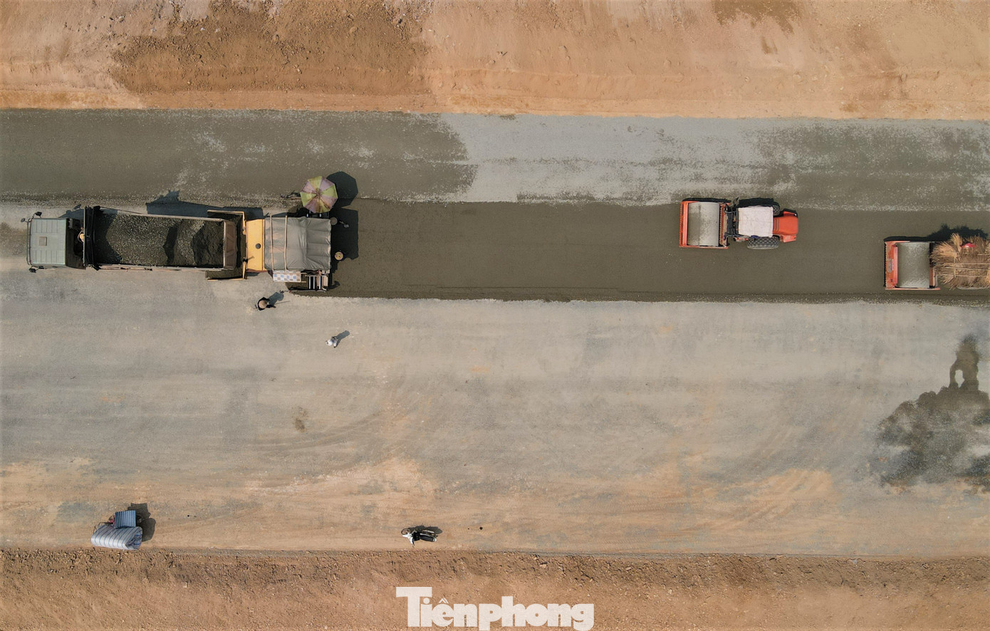 Trong những ngày nghỉ lễ, công nhân vẫn điều khiển máy móc, miệt mài thi công trên công trường.