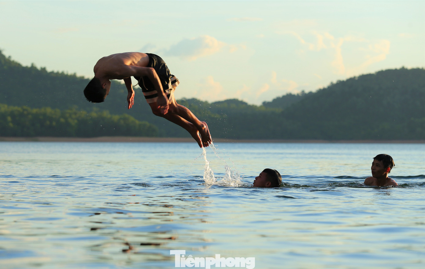 Từng nhóm nhỏ thi nhau bơi, nhào lộn giữa dòng nước.
