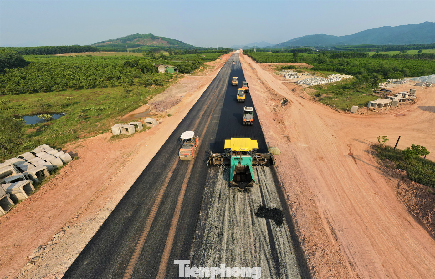 Tại gói thầu 11-XL dự án thành phần đoạn Hàm Nghi - Vũng Áng, Công ty Xây dựng Xuân Trường cũng đang tăng tốc triển khai xuyên ngày nghỉ lễ.