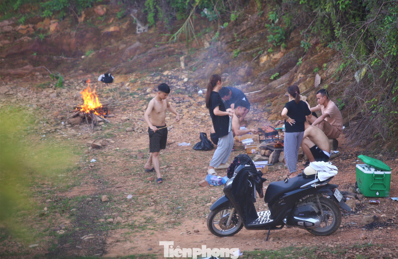 Hay tập trung ăn uống, vui hát trên bờ để hòa vào thiên nhiên, giảm đi phần nào cảm giác nắng nóng.