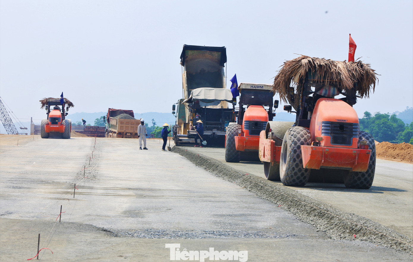 Trong những ngày nghỉ lễ 30/4-1/5, mặc dù thời tiết nắng nóng gay gắt và việc nghỉ lễ kéo dài nhưng trên công trường các hạng mục dự án thành phần, hàng trăm cán bộ, kỹ sư, công nhân các nhà thầu vẫn miệt mài làm việc nhằm đẩy nhanh tiến độ theo kế hoạch đề ra.