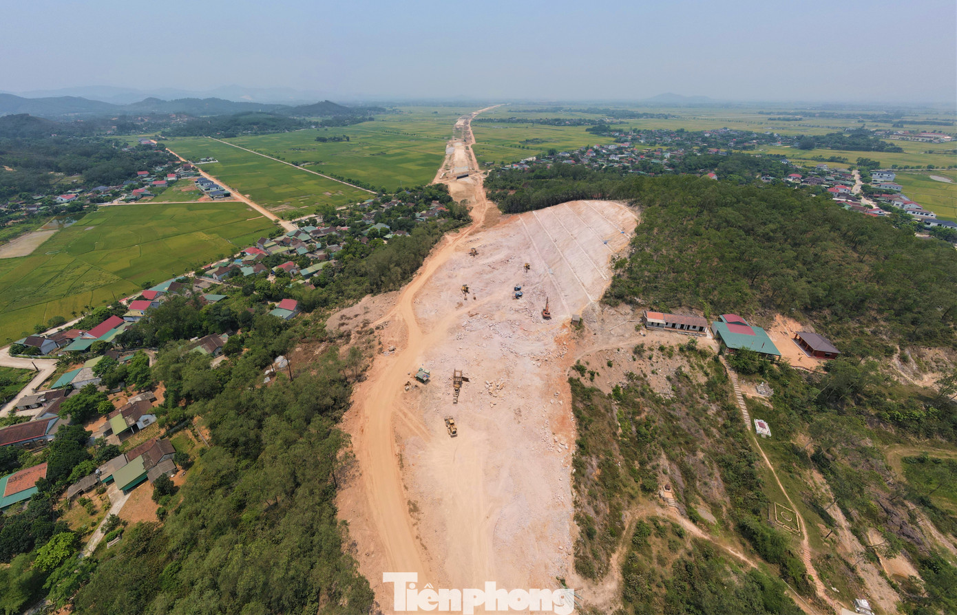 Tại các dự án thành phần của tuyến cao tốc Bắc - Nam qua Hà Tĩnh có nhiều vị trí đơn vị thi công phải bạt đồi, xẻ núi, hạ độ cao để tuyến đường băng qua. Trong hình là đồi Long Tương qua xã Quang Lộc (huyện Can Lộc) thuộc đoạn Bãi Vọt - Hàm Nghi đang được nhà thầu hạ nền.