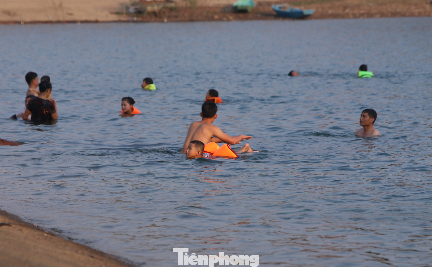 Trên thân đập, Công ty Thủy lợi Nam Hà Tĩnh có cắm biển cấm bơi lội. Đoàn thanh niên địa phương cũng phát loa thông báo người dân luôn đề phòng đuối nước khi đến hồ tắm mát. Tuy nhiên, cái nóng nực không thể ngăn nhu cầu của cộng đồng.