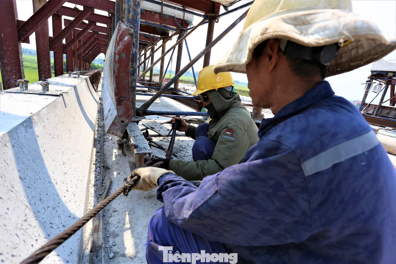 Dù thời tiết nắng nóng, công nhân vẫn miệt mài làm việc.