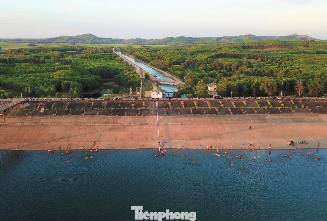 Cứ khoảng 17h, khi trời dần tắt nắng, hàng trăm người dân lại đưa con nhỏ đến khu vực hồ chứa nước Kẻ Gỗ (xã Cẩm Mỹ, huyện Cẩm Xuyên, Hà Tĩnh) tắm giải nhiệt. Nền nhiệt ngoài trời ở Hà Tĩnh những ngày qua ở Hà Tĩnh luôn ở mức cao, lên đến hơn 40 độ C, khiến sinh hoạt của người dân xáo trộn.