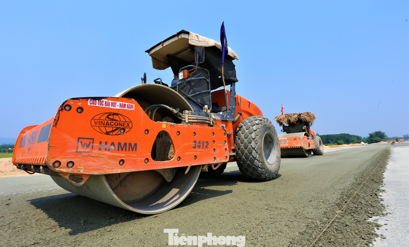 Theo kế hoạch, dự án thành phần cao tốc Bãi Vọt – Hàm Nghi dài hơn 35 km, điểm đầu ở xã Thanh Bình Thịnh (huyện Đức Thọ), điểm cuối tại xã Thạch Xuân (huyện Thạch Hà) dự kiến đến 30/06/2025 sẽ hoàn thành (sớm hơn 3 tháng so với hợp đồng). Vậy nên, tiến độ công trình đang được các nhà thầu đẩy nhanh.