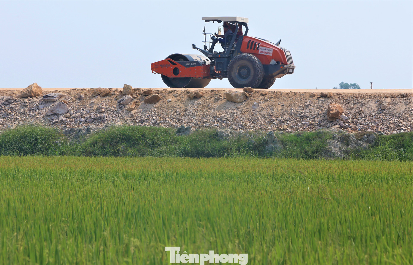 Trong những ngày nghỉ lễ, công nhân vẫn điều khiển máy móc, miệt mài thi công trên công trường.