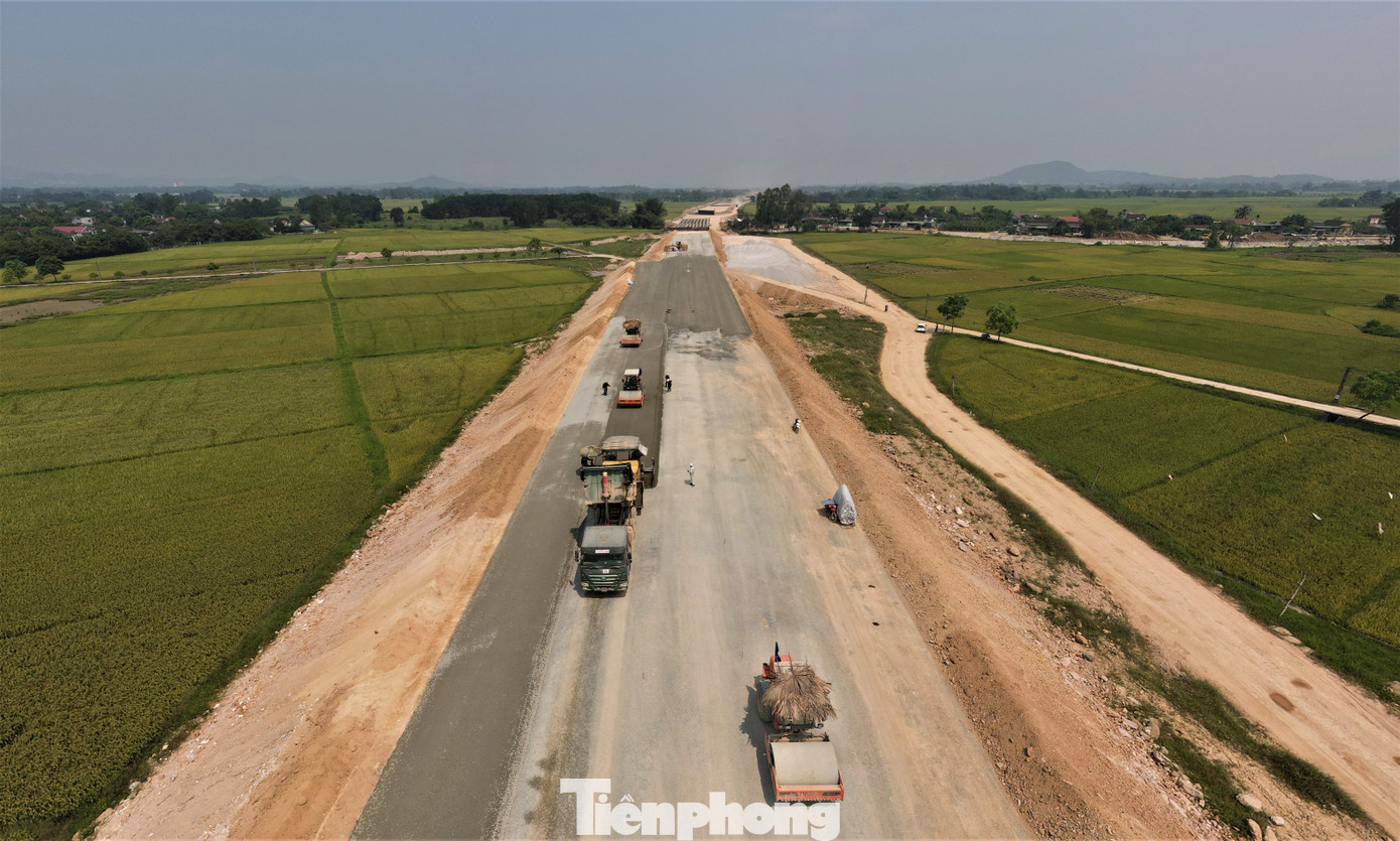 Cao tốc Bắc - Nam phía Đông đoạn qua tỉnh Hà Tĩnh có 4 dự án thành phần, gồm: Diễn Châu - Bãi Vọt (giai đoạn 2017 - 2020), Bãi Vọt - Hàm Nghi, Hàm Nghi - Vũng Áng và Vũng Áng - Bùng (giai đoạn 2021 - 2025) với tổng chiều dài hơn 107 km. Trong hình cao tốc đoạn Bãi Vọt - Hàm Nghi (huyện Can Lộc).